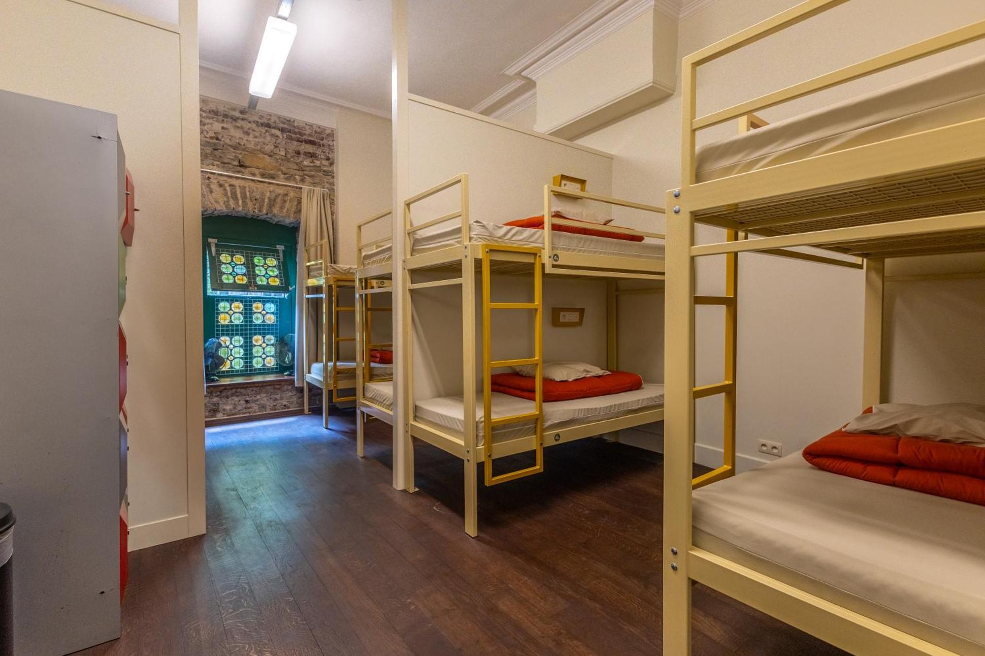 Bed in een Gemengde Slaapzaal met 10 Bedden