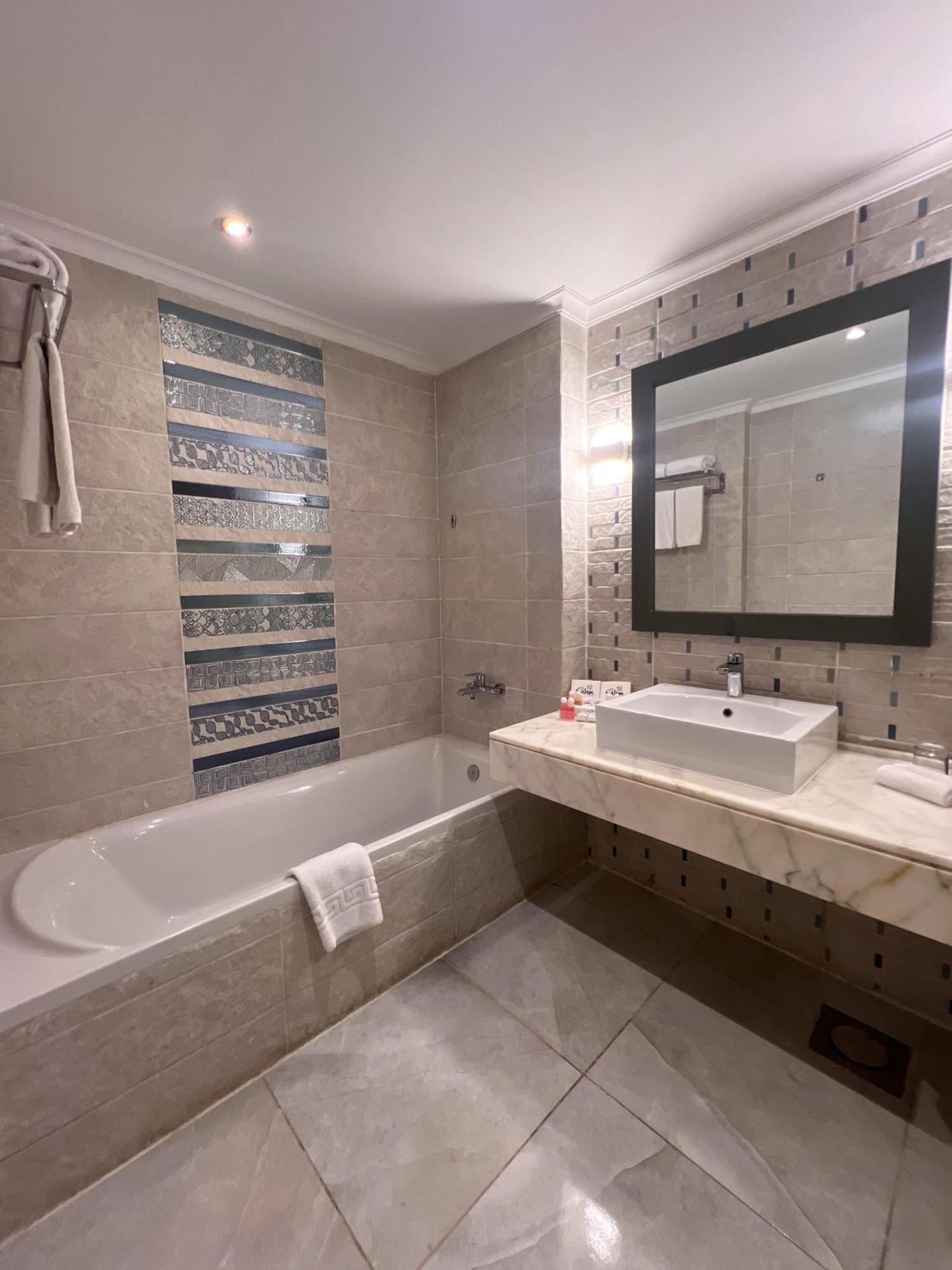 Signature Suite mit Pool und Meerblick