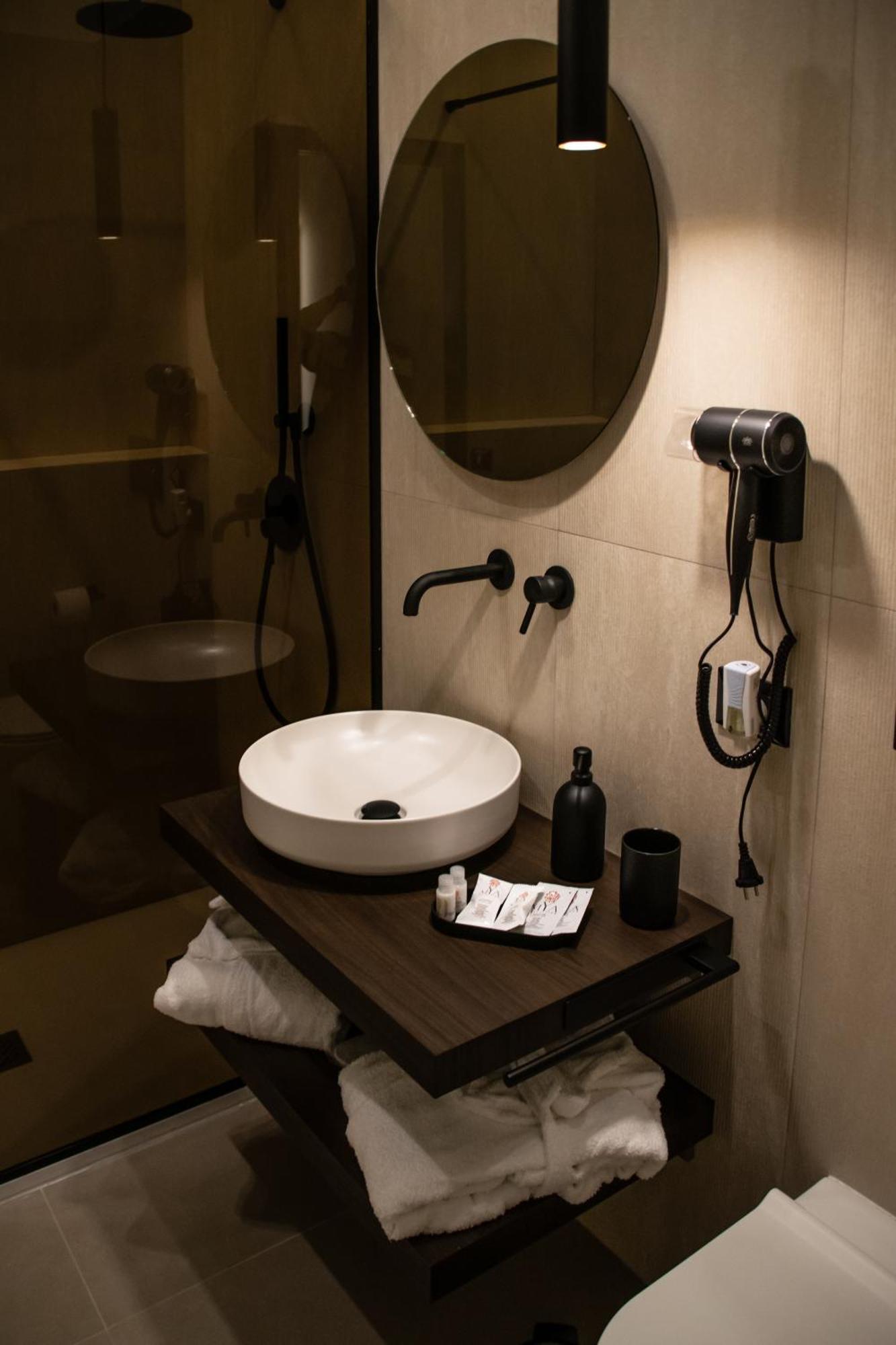 Deluxe Double Room Bath