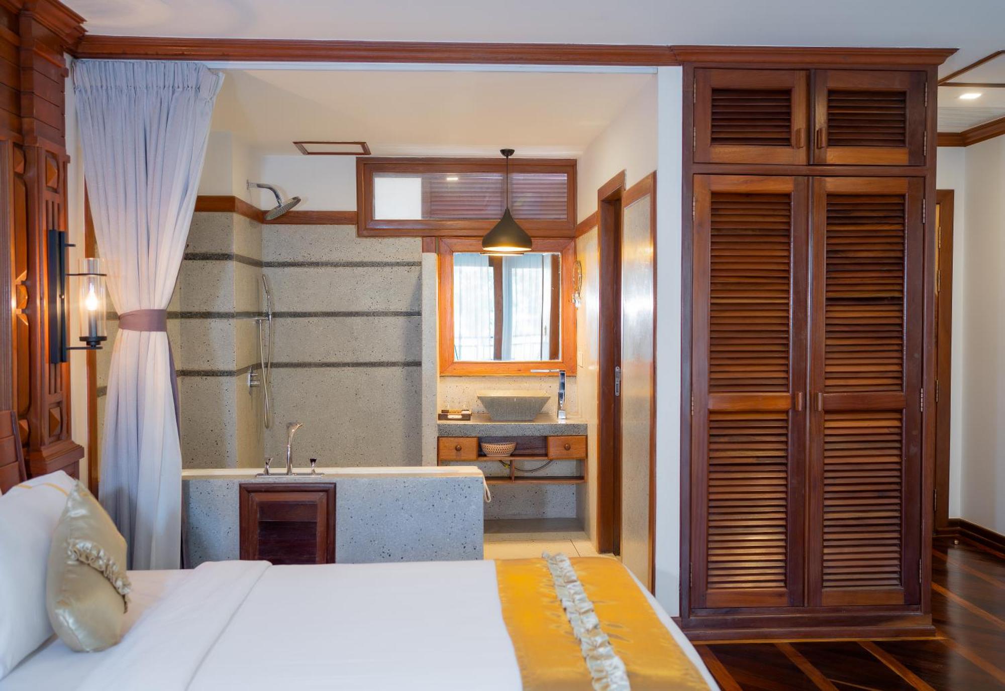 Deluxe Double Room with Balcony City View