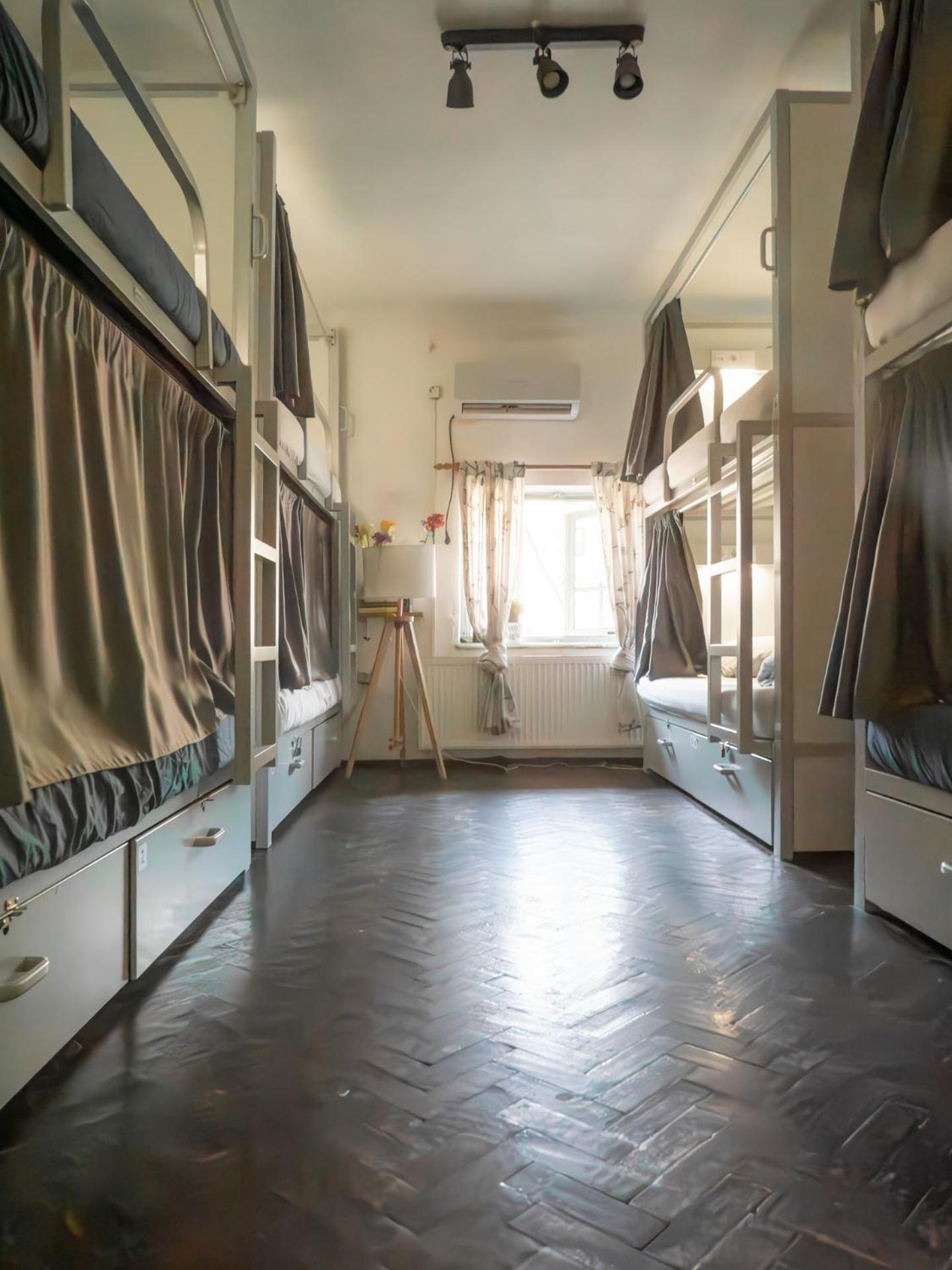 Posto Letto in Dormitorio Misto con 8 Letti