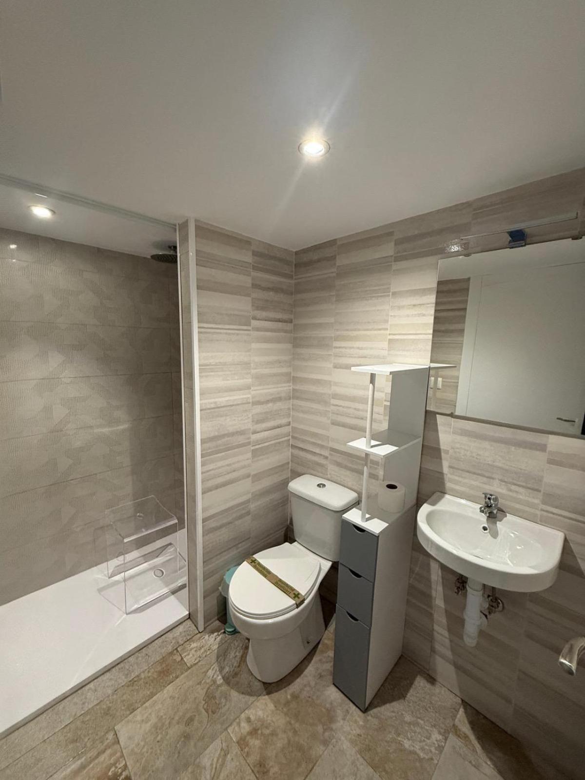 Deluxe Double Room Shower