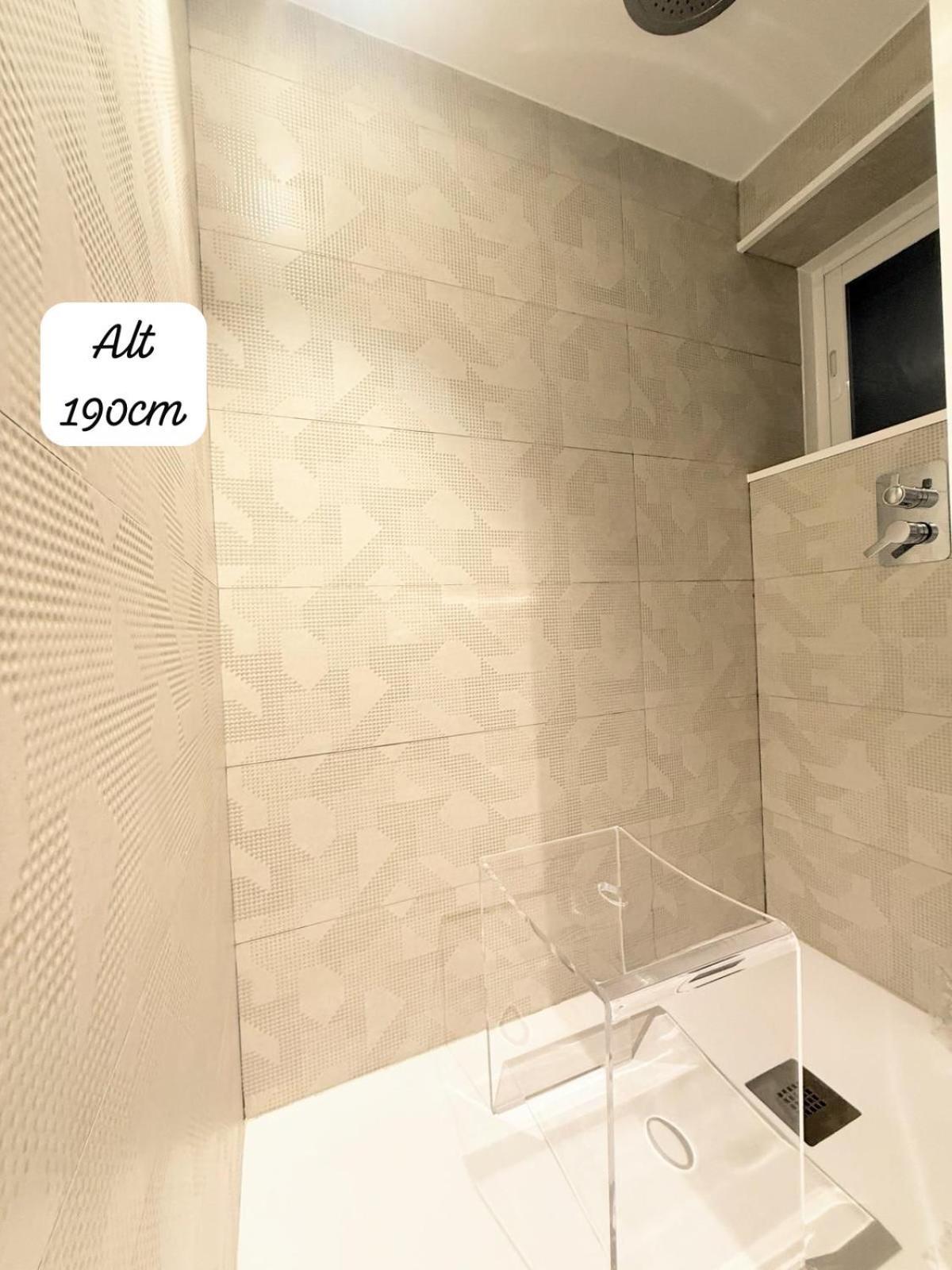 Deluxe Double Room Shower