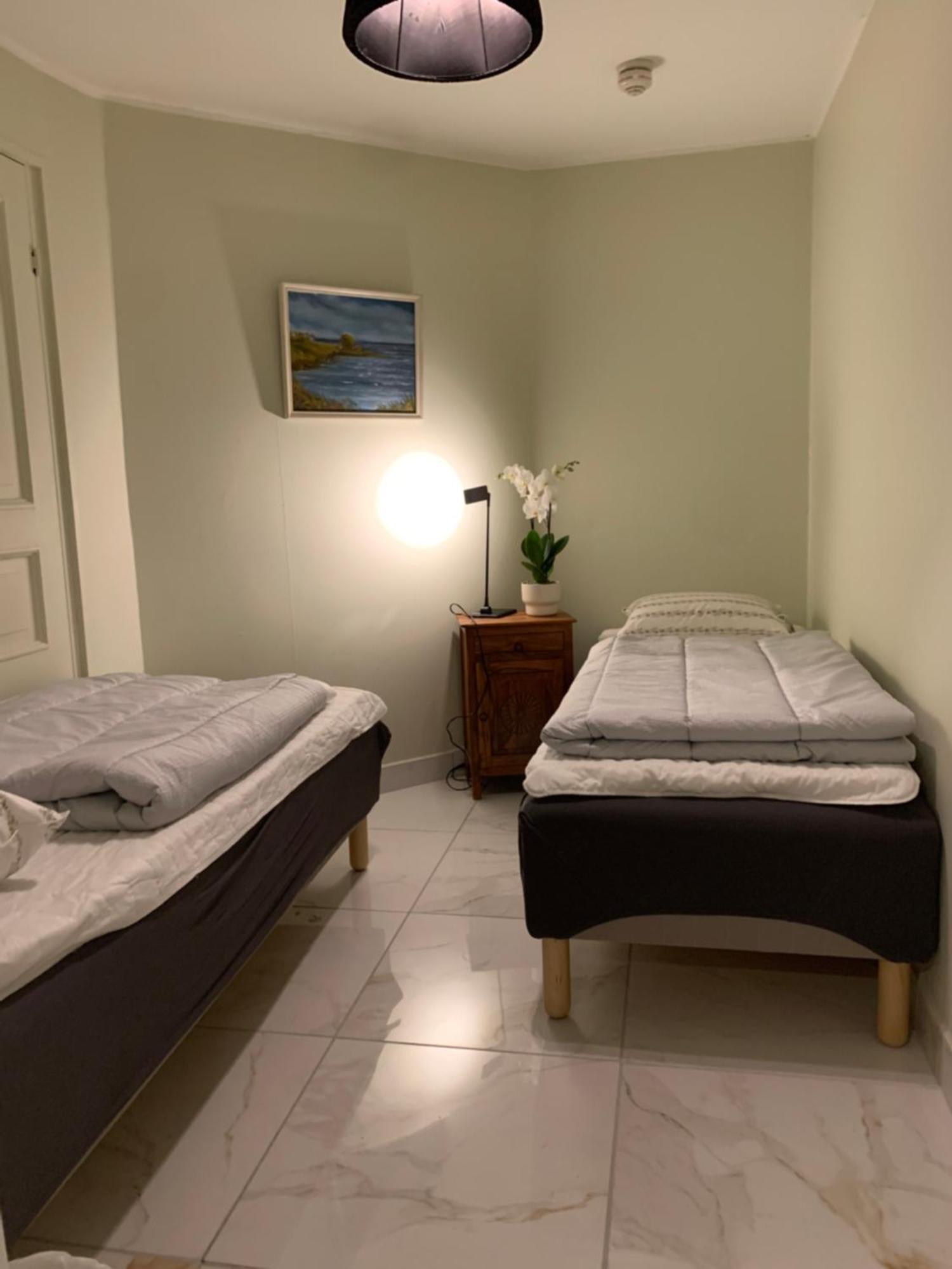 Tweepersoonskamer met 2 Aparte Bedden en Gedeelde Badkamer
