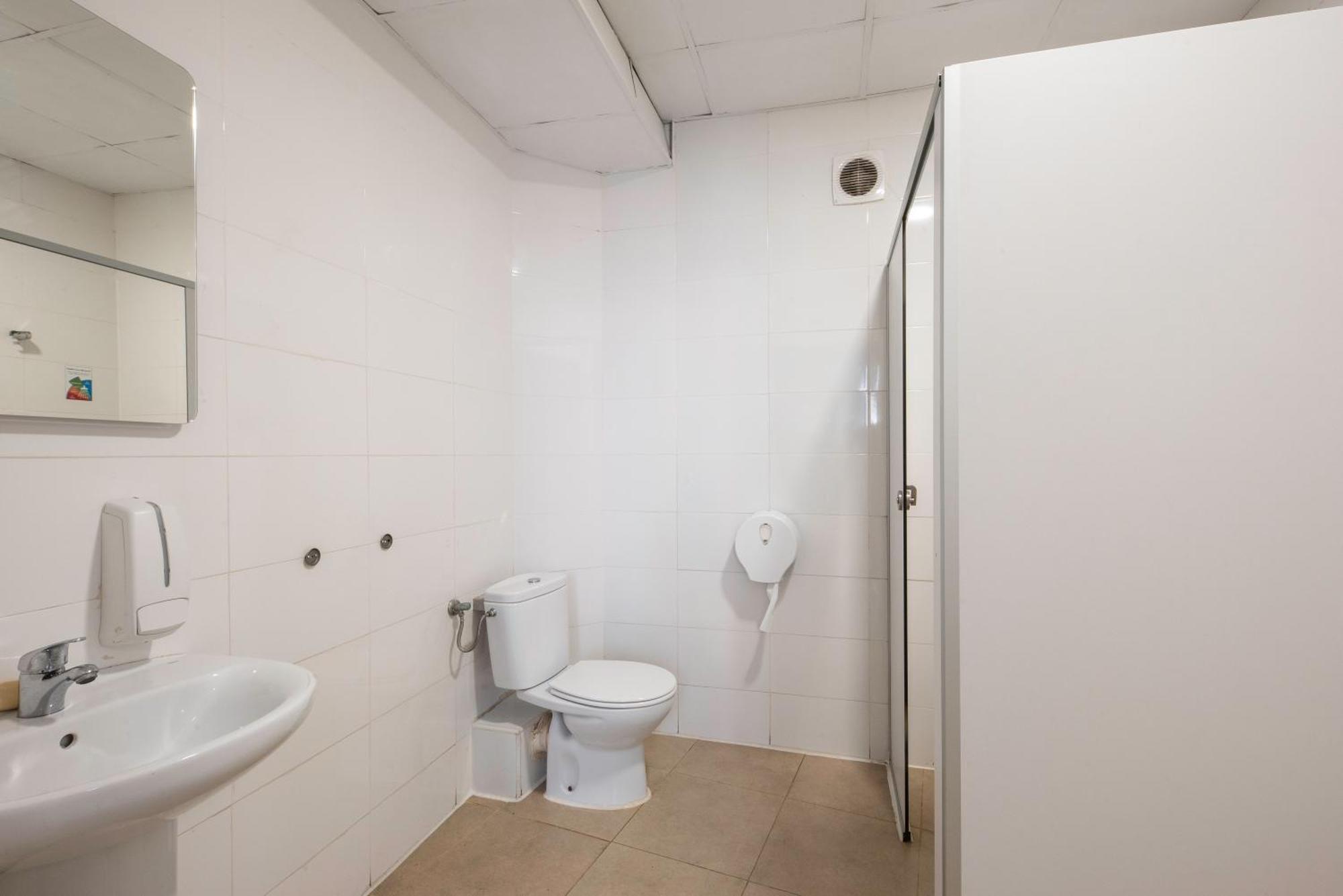 Bed in een Gemengde Slaapzaal met 6 Bedden en een Eigen Badkamer