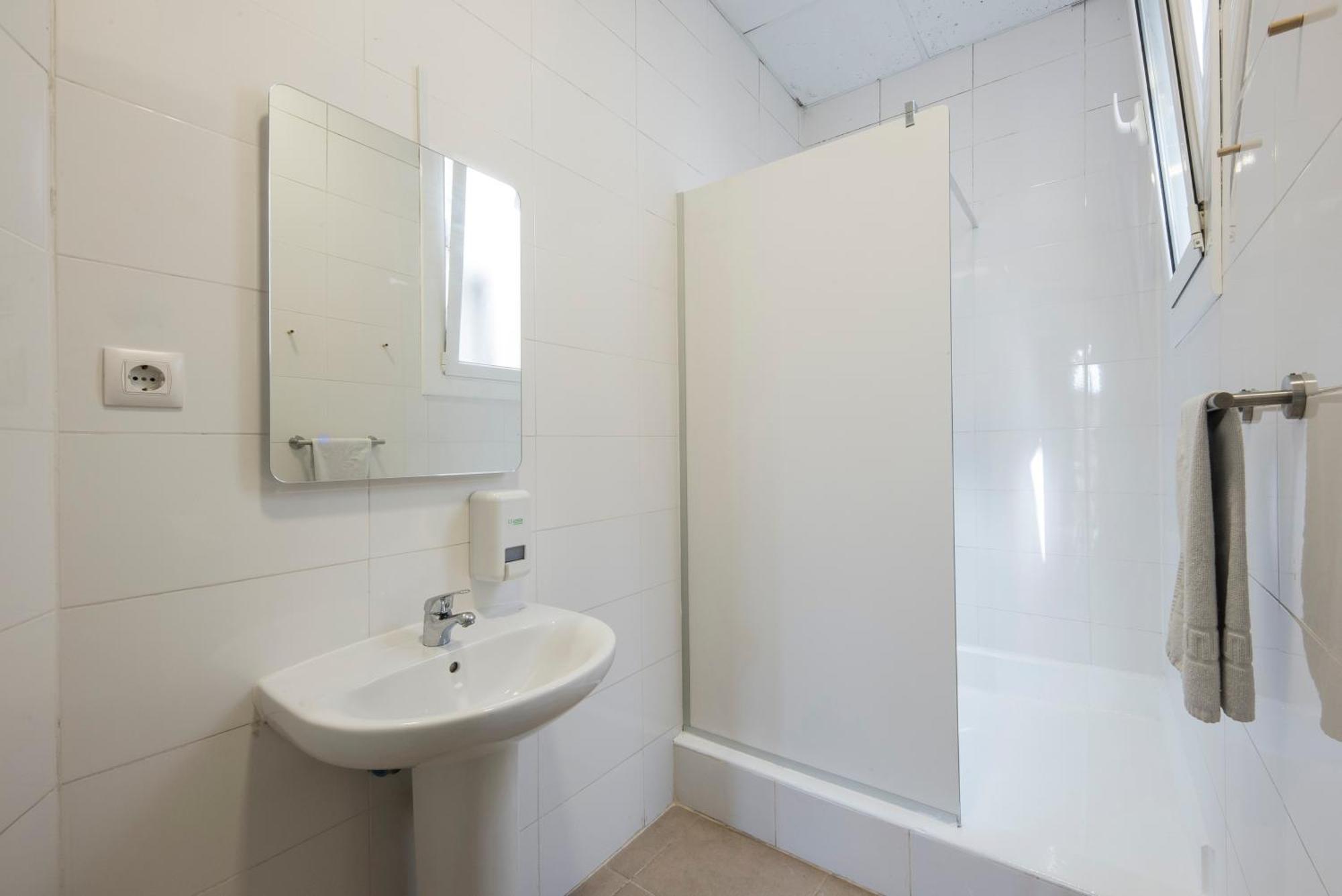 Bed in een Gemengde Slaapzaal met 8 Bedden en een Eigen Badkamer