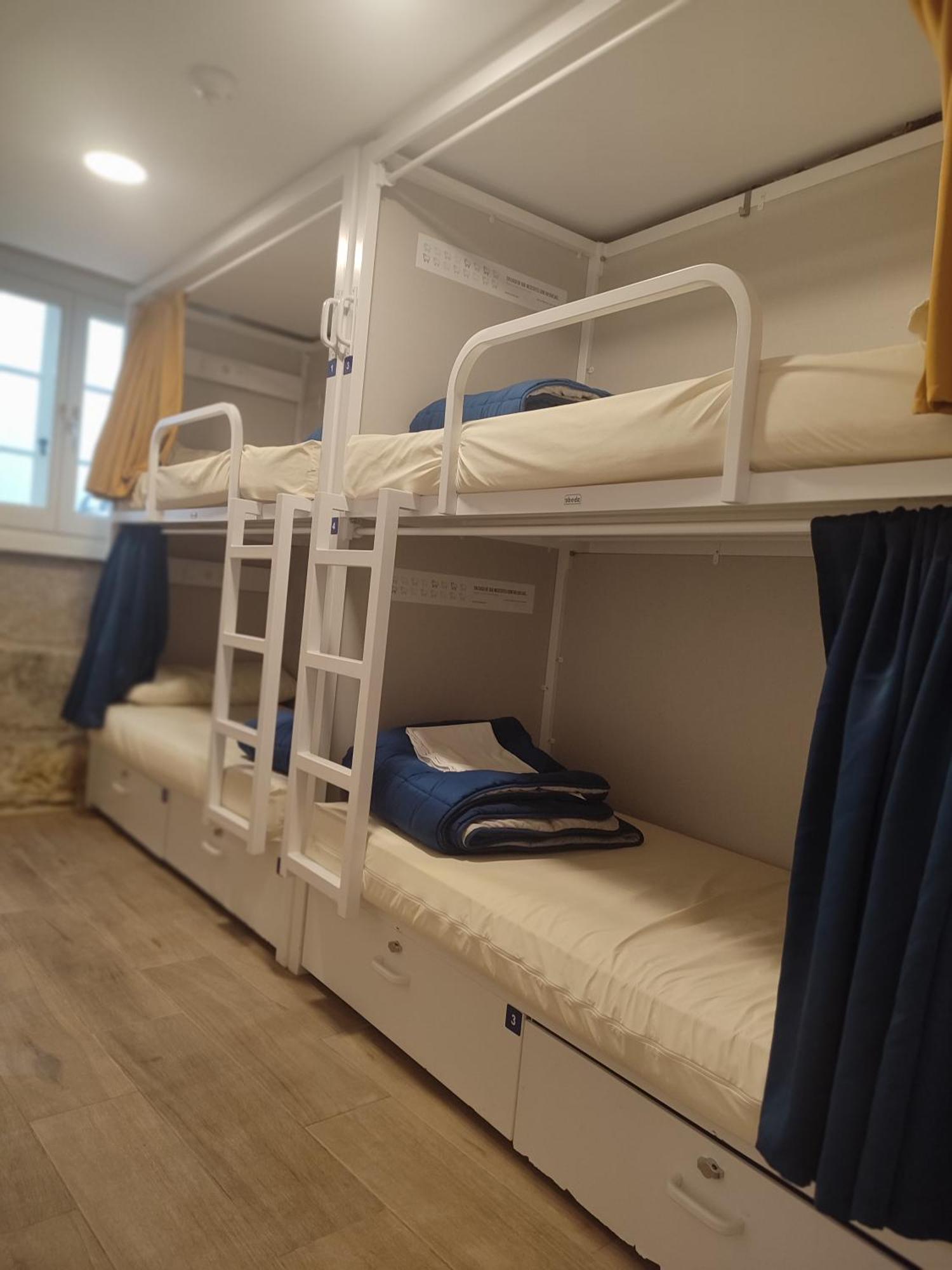 Cama en habitación compartida con 4 camas