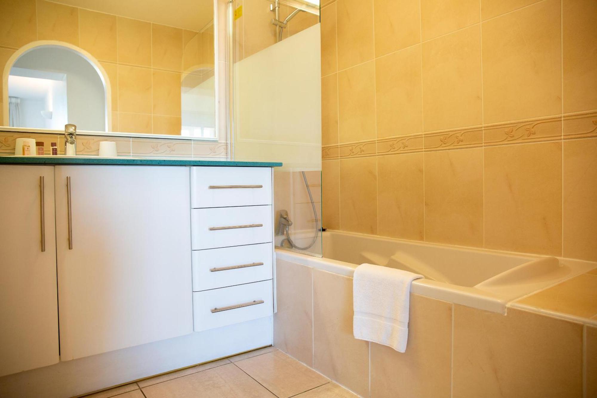 Three-Bedroom Apartment with Sea View - (6 Persons),1669027623:JPEG