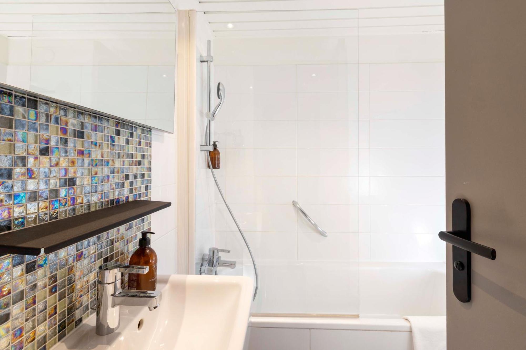 Single Room,1669042651:JPEG