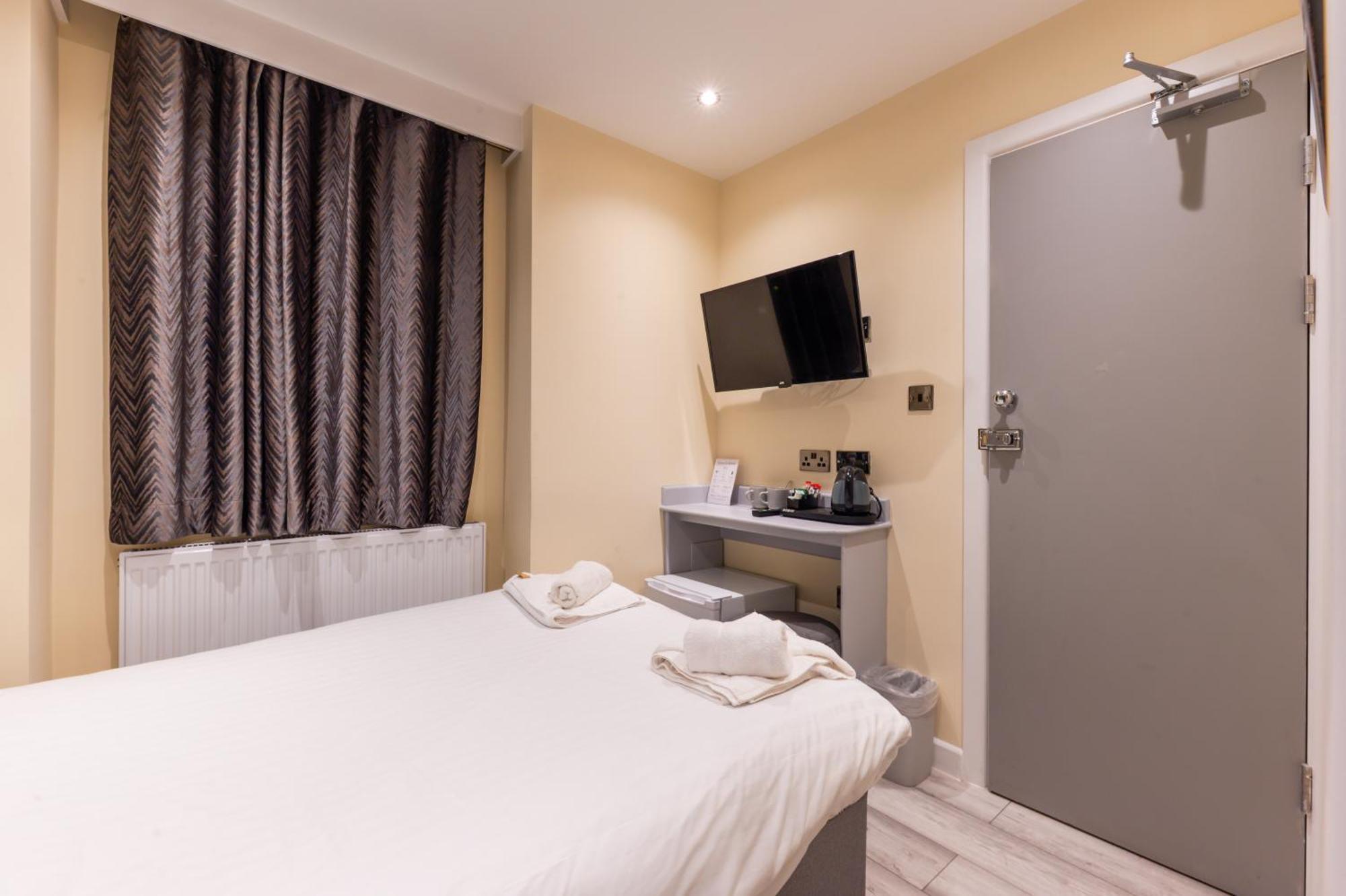 Small Deluxe Double Room,1673930728:JPEG