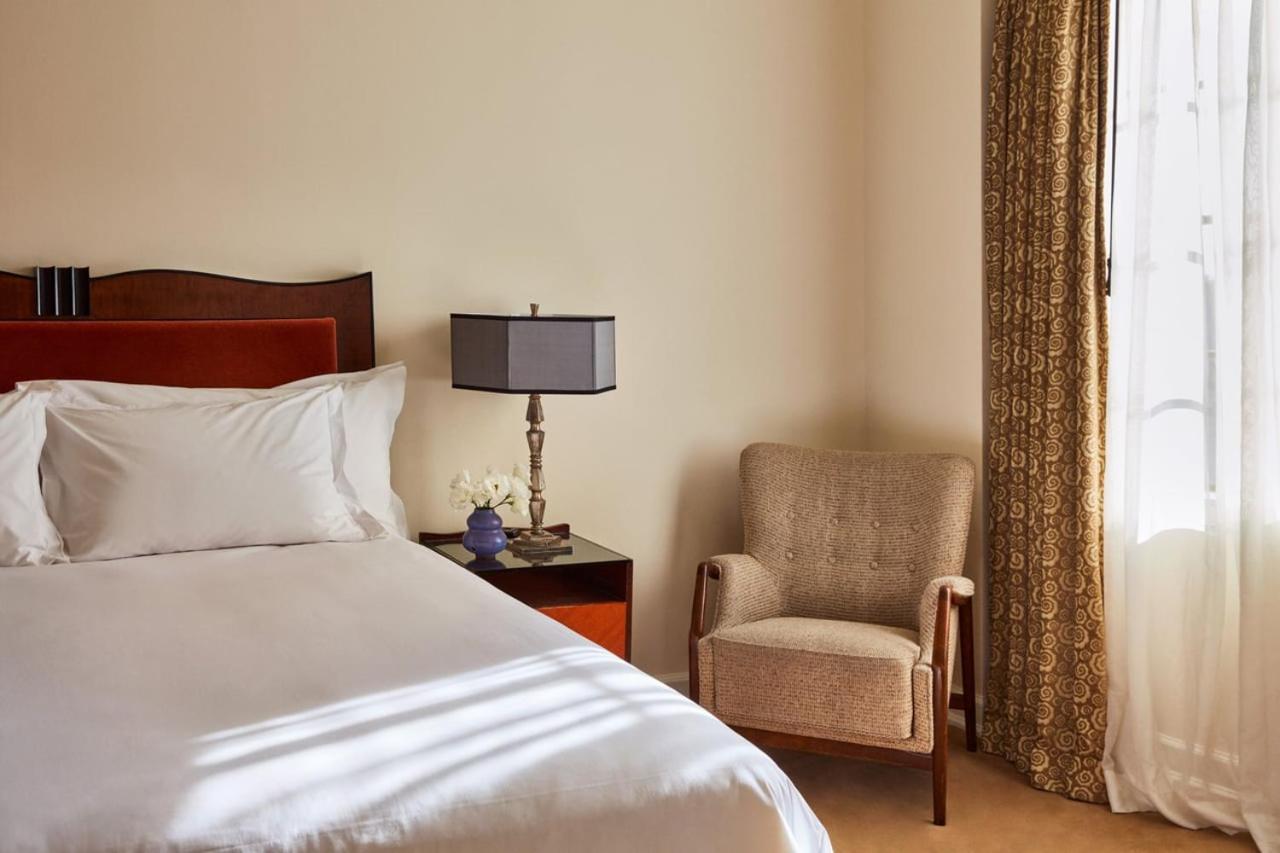 Habitación con cama grande