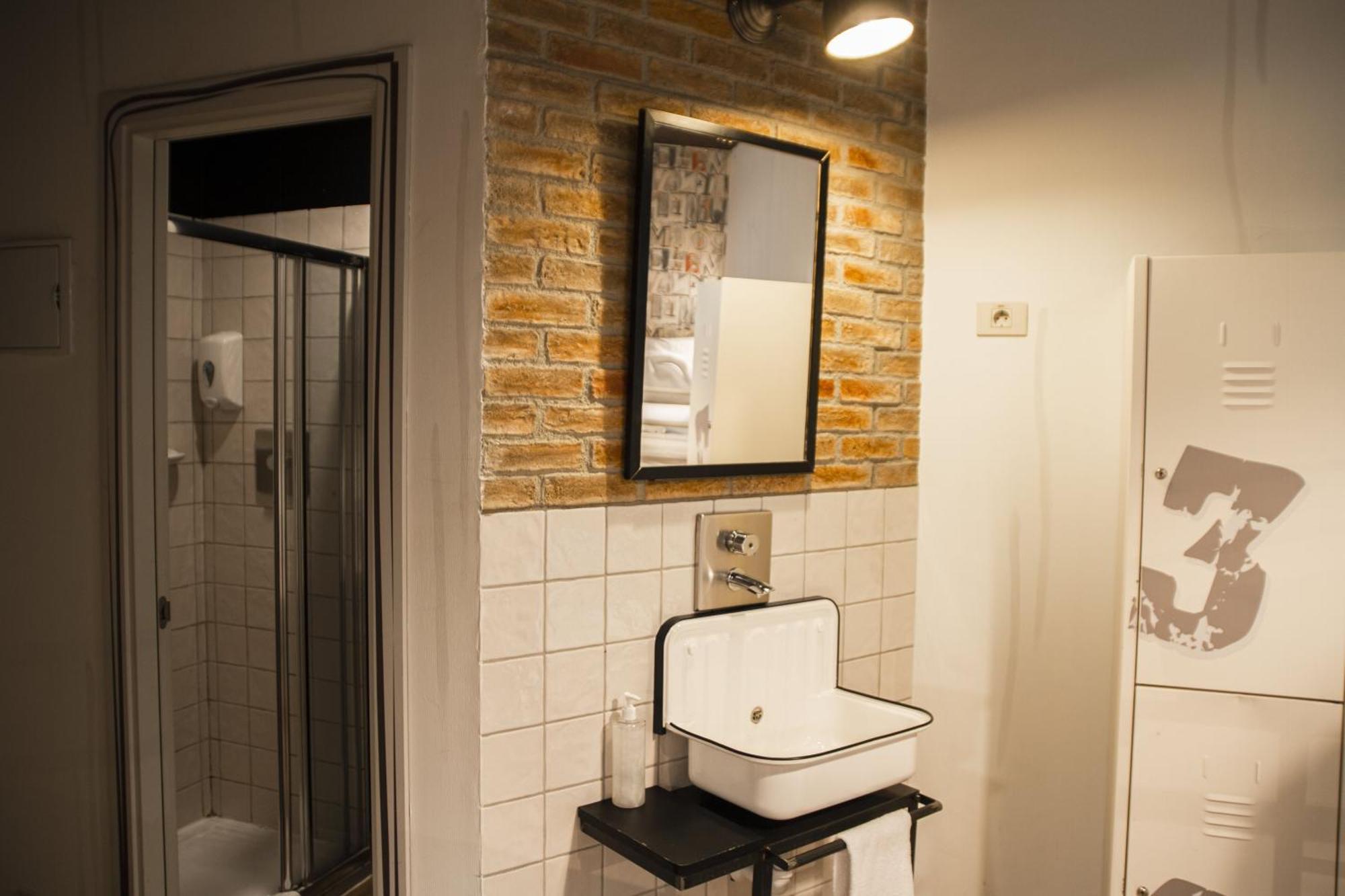 Posto Letto in Dormitorio con 4 Letti e Bagno Privato