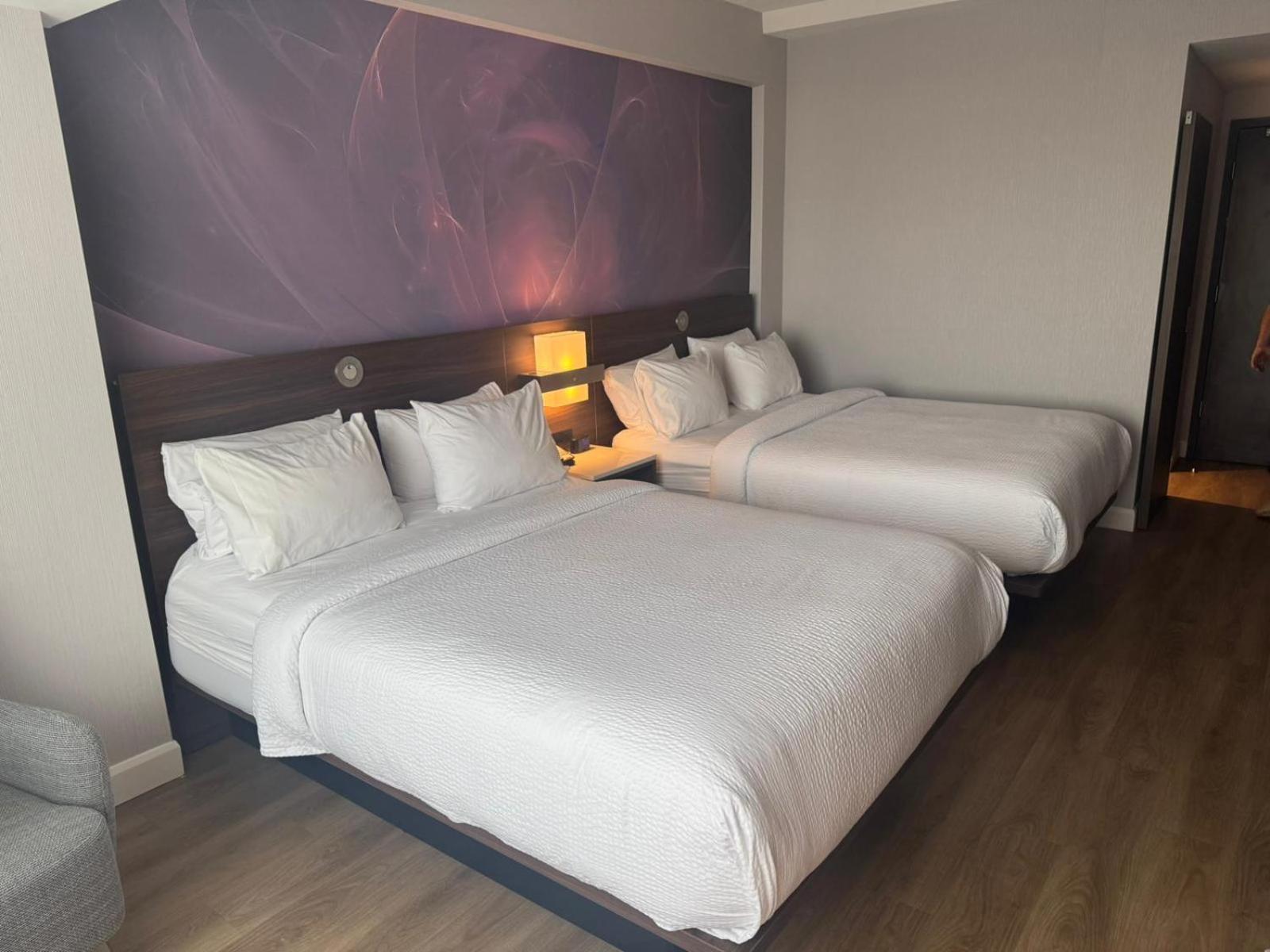 Hébergement Lit Queen-Size Premier avec 2 Lits Queen-Size - Non-Fumeurs
