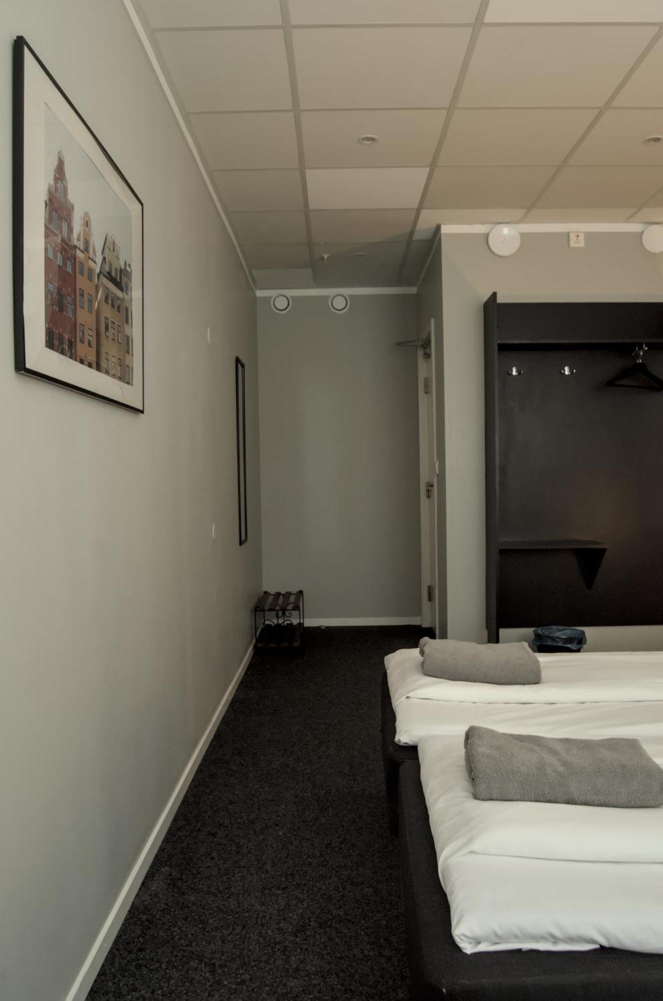 Large Double Room with Shared Bathroom with Window