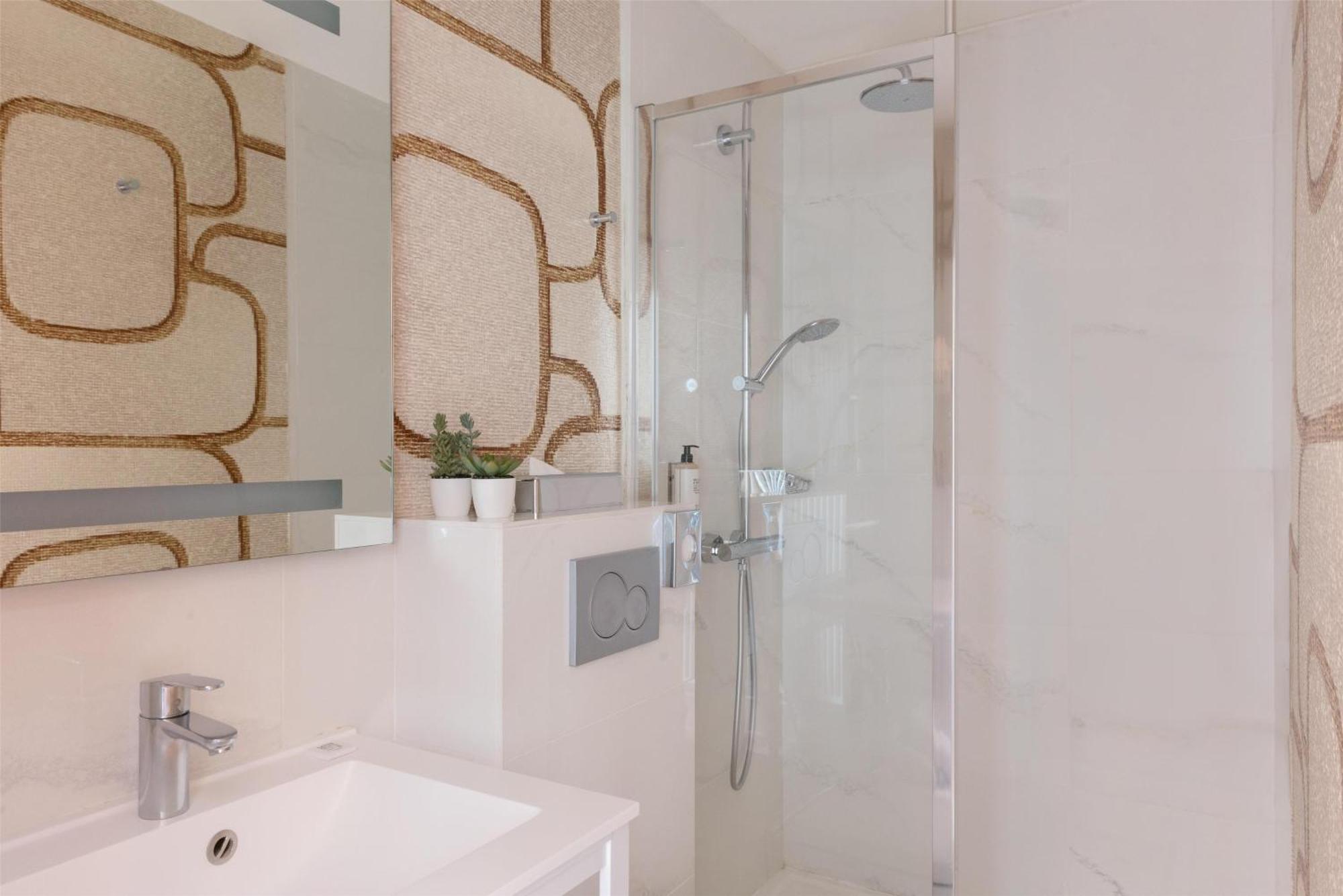 Queen Suite,1685059429:JPEG