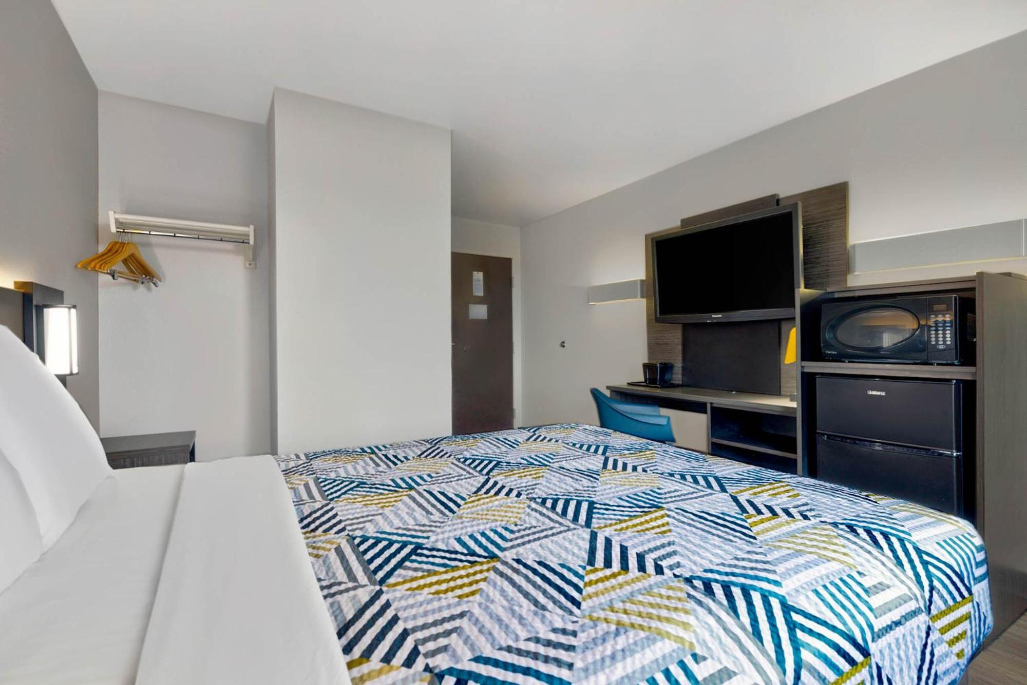 Deluxe Queen Room - Non-Smoking,1687481999:JPEG