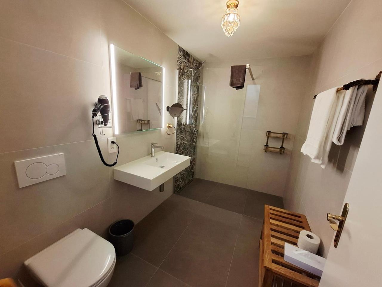 Deluxe Double Room,1697875521:JPEG