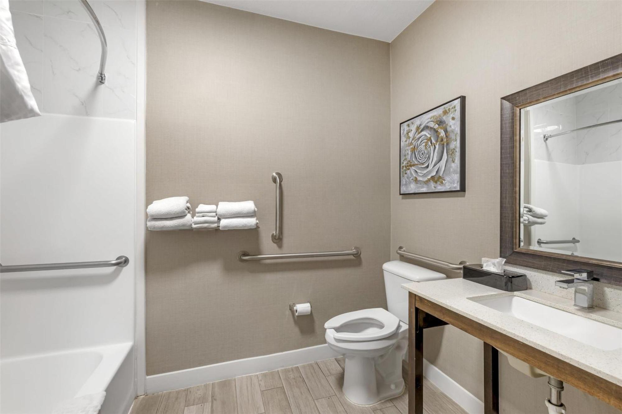 Queen Room with Two Queen Beds and Bath Tub - Disability Access,1697884460:JPEG