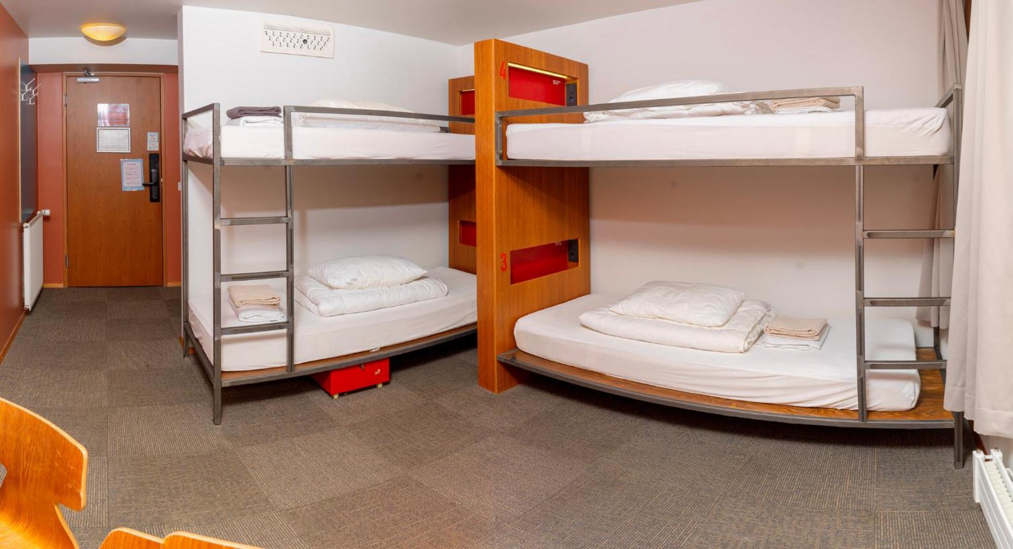 Cama en habitación femenina compartida de 4 camas