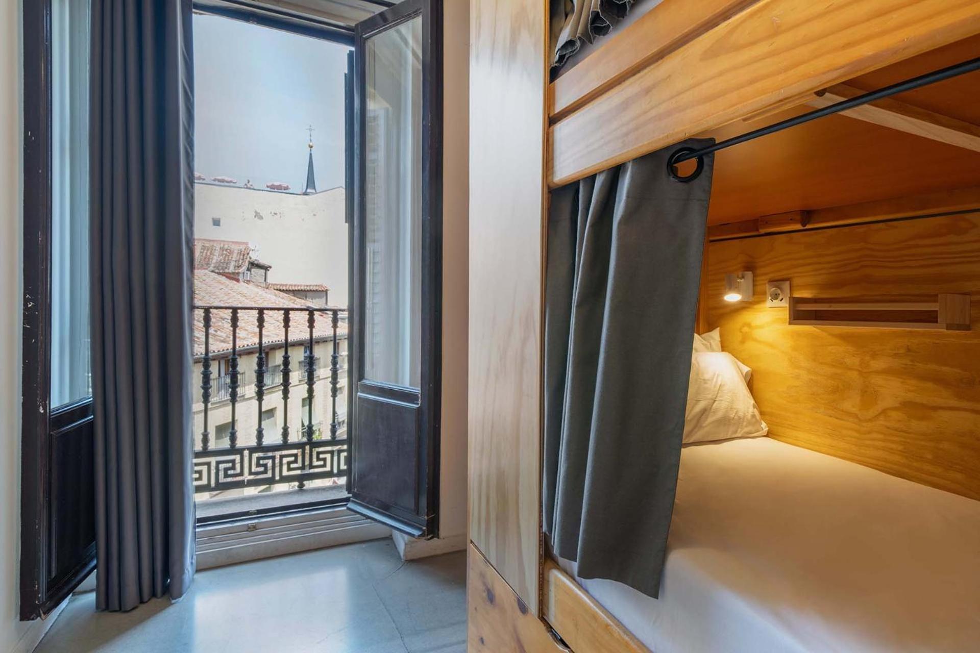 Cama Individual num Dormitório Feminino de 4 camas com Casa de Banho Privativa