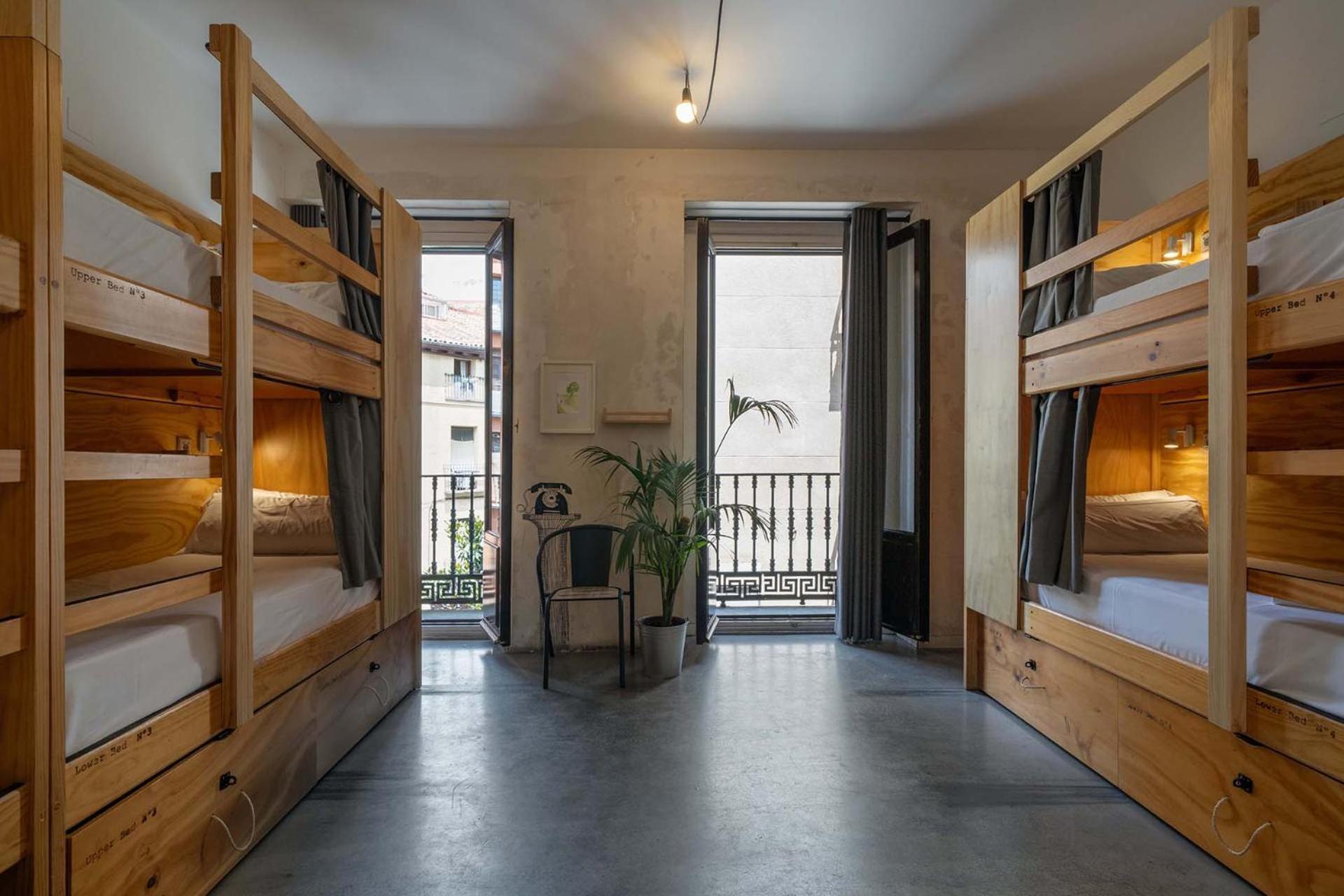 Cama Individual em Dormitório Feminino com 8 Camas e Casa de Banho Privativa