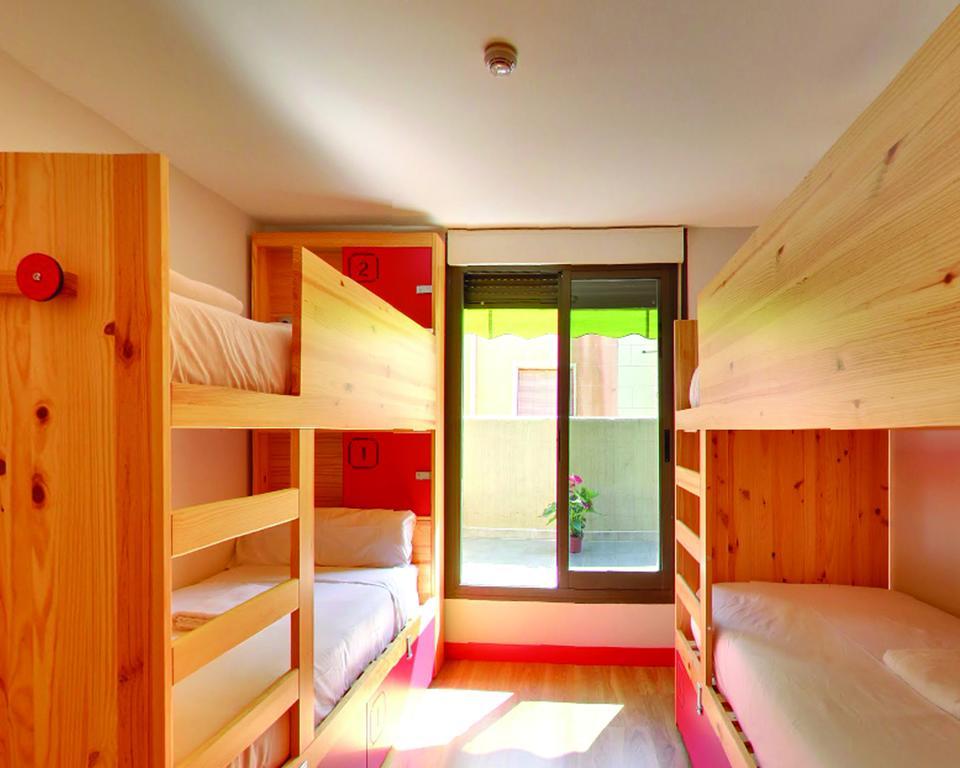 Cama num Dormitório Misto com 4 Camas