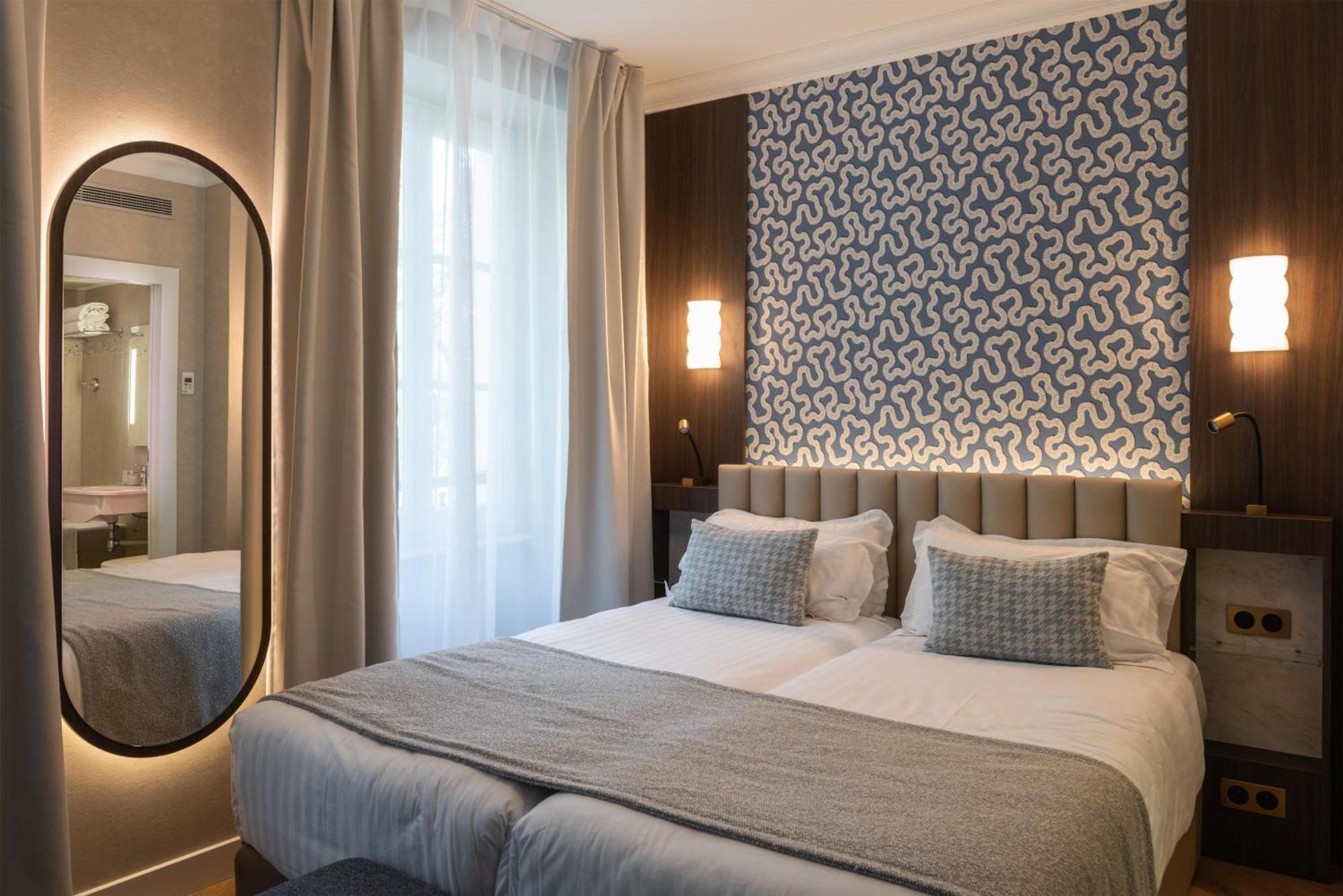 Chambre Lits Jumeaux Confort avec Barres d’Appui - Accessible aux Personnes à Mobilité Réduite