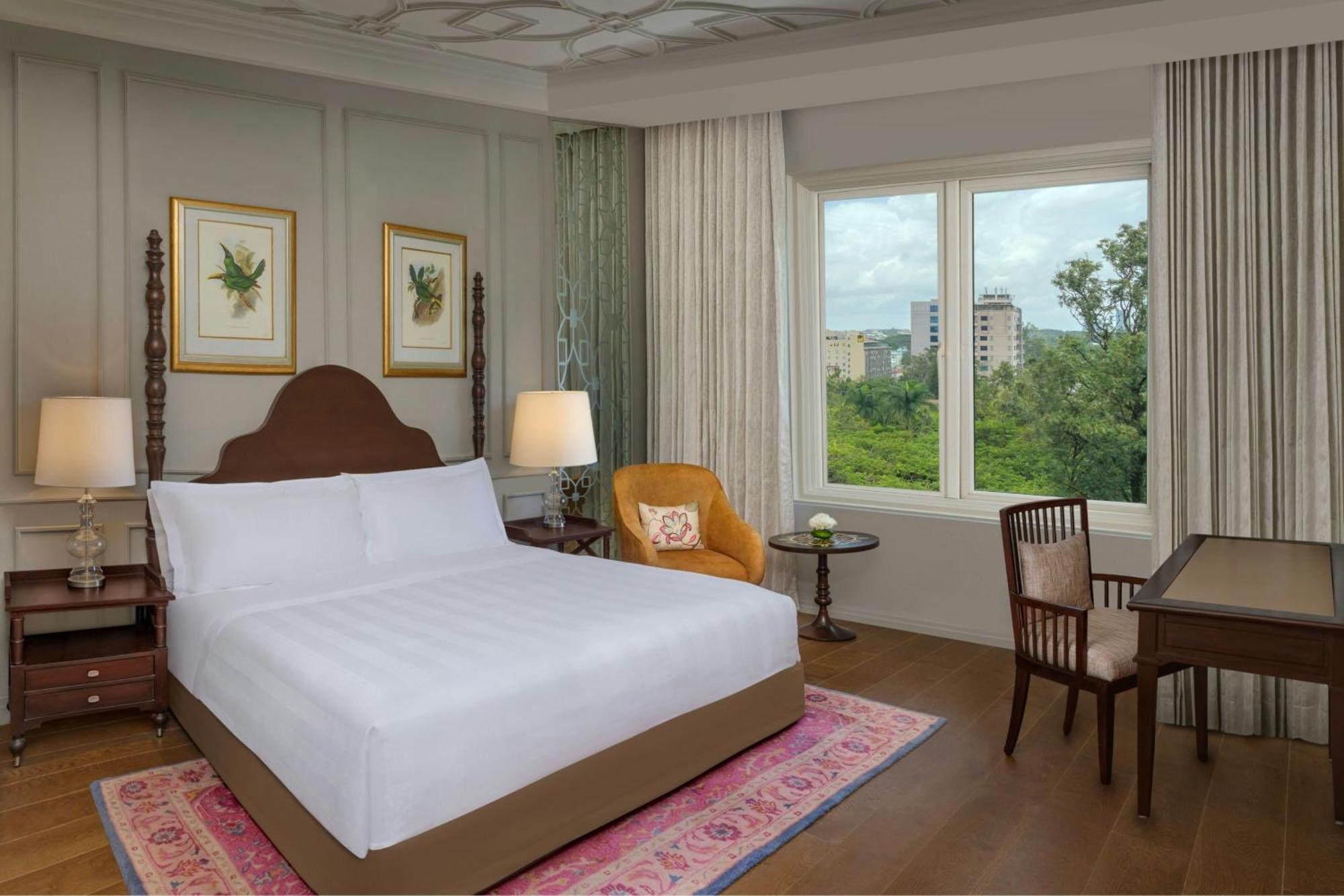 Manor Queen Room