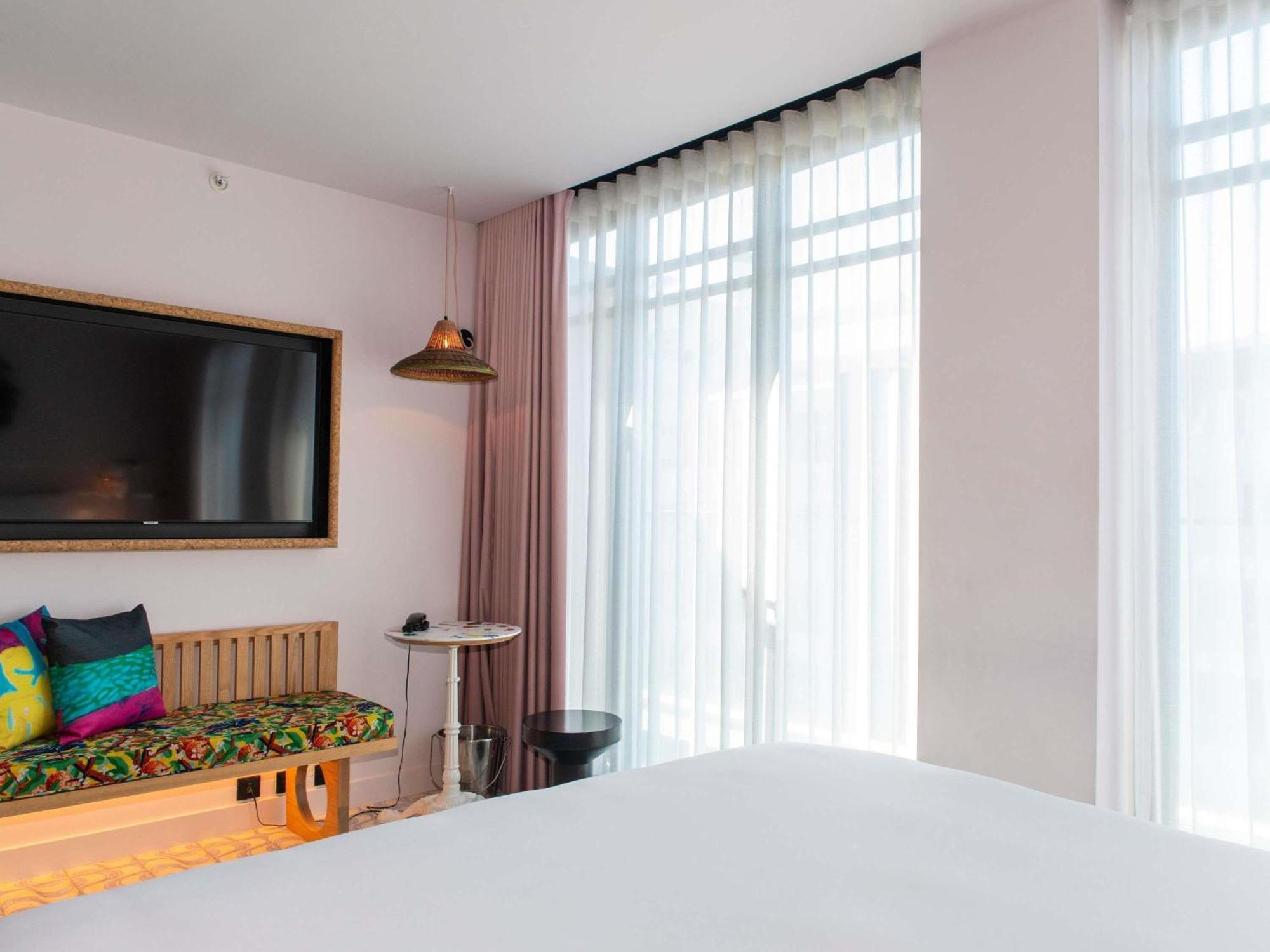 Medium Mama Double Room King Bed Balcony Avenue View,1609382268:JPEG