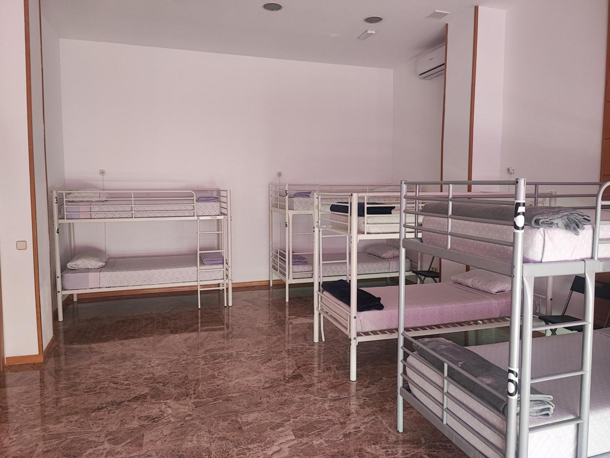 Single Bed Mixed Dormitory Room