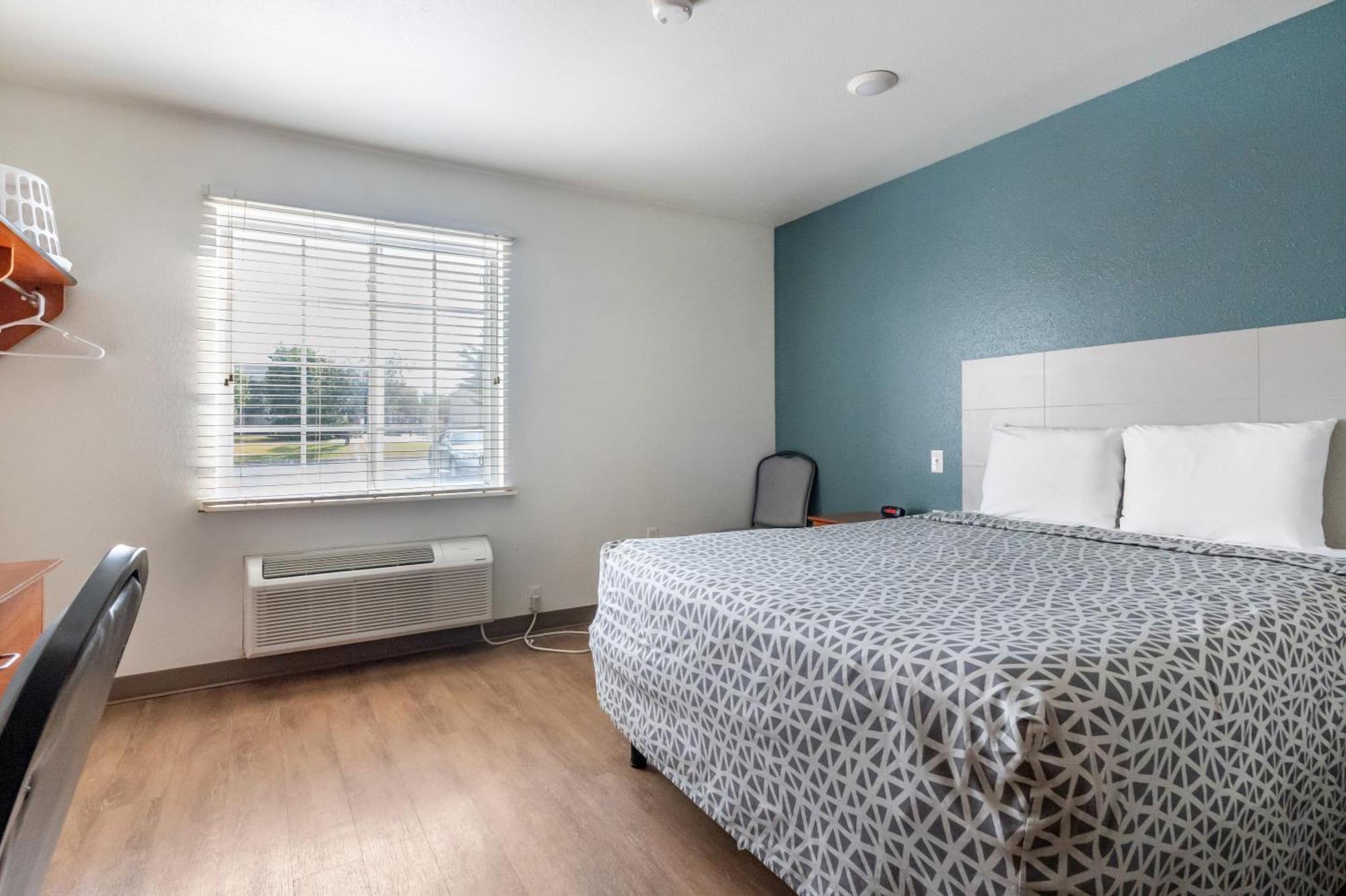 Efficiency Queen Room - Non-Smoking,1714073722:JPEG