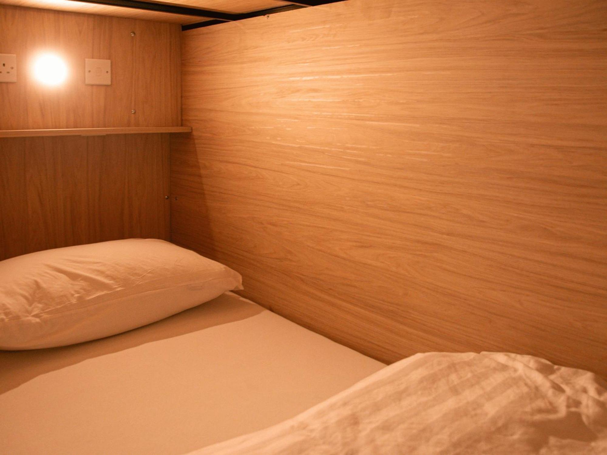 Bed in 6-Bed Mixed Dormitory Room with Shared Bathroom