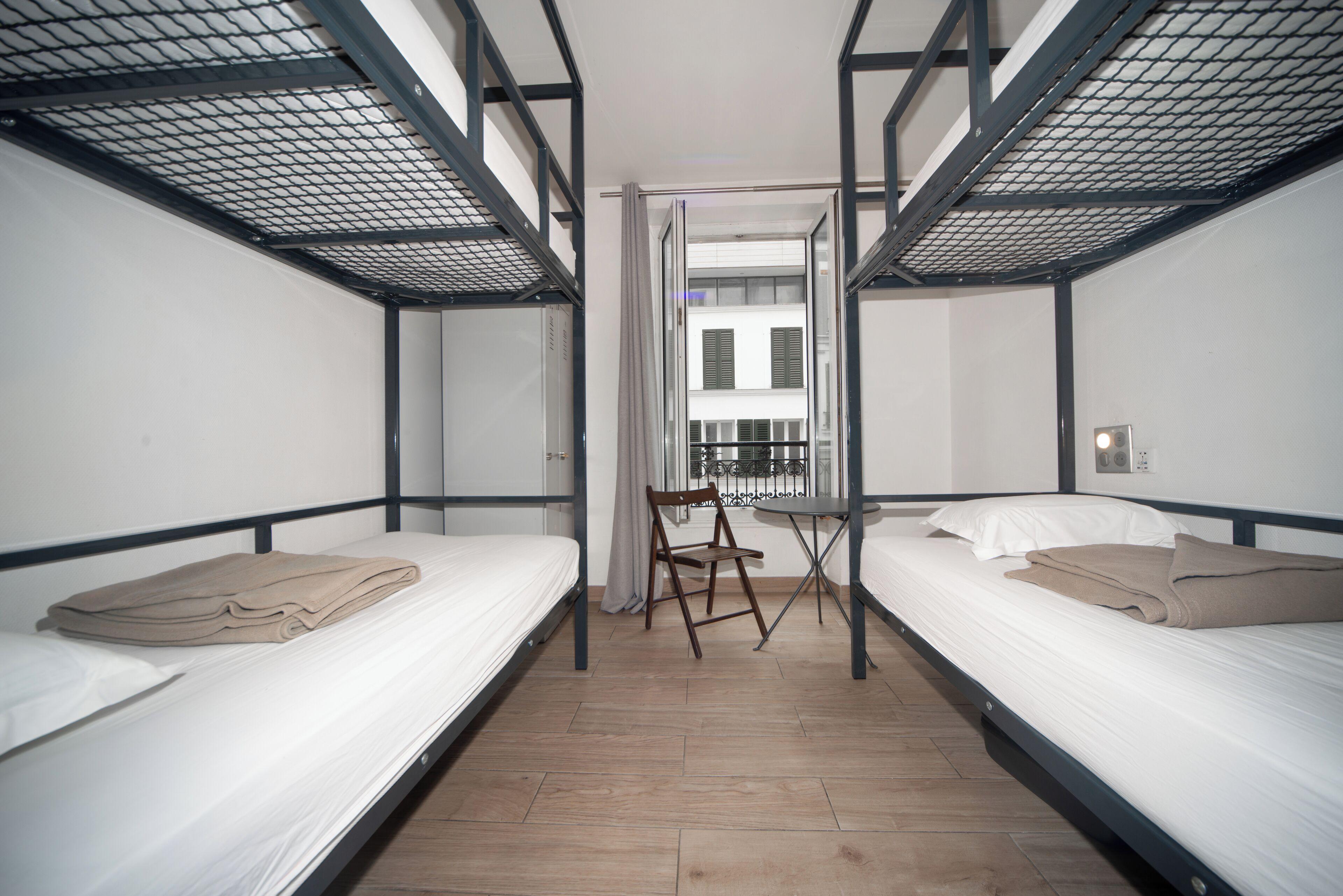 Cama num Dormitório Misto com 4 Camas
