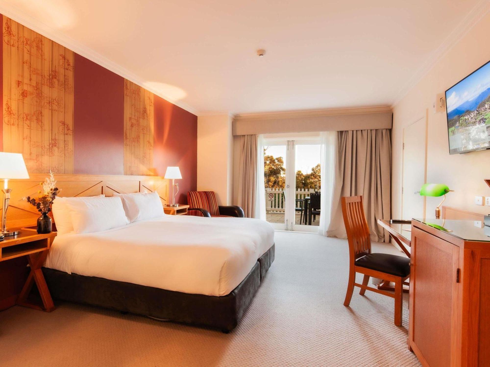 Superior Courtyard Room with King Bed,1717050118:JPEG