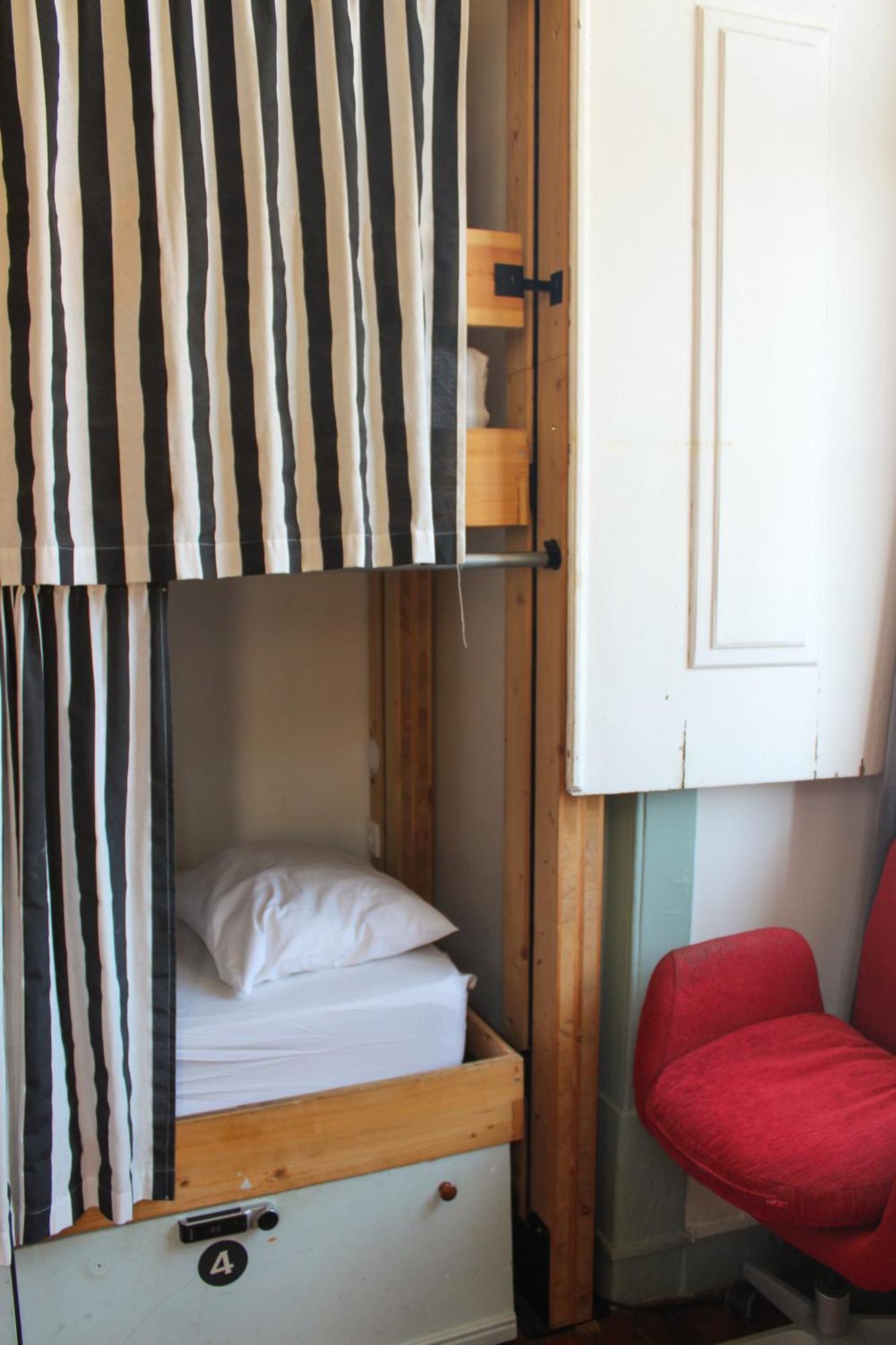 Cama num Dormitório Misto com 4 Camas