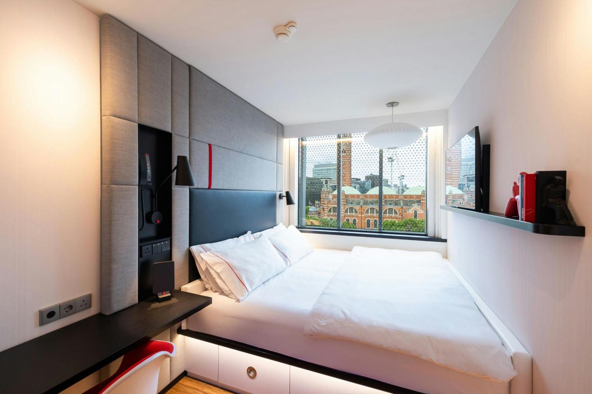Habitación con cama extragrande y vistas premium