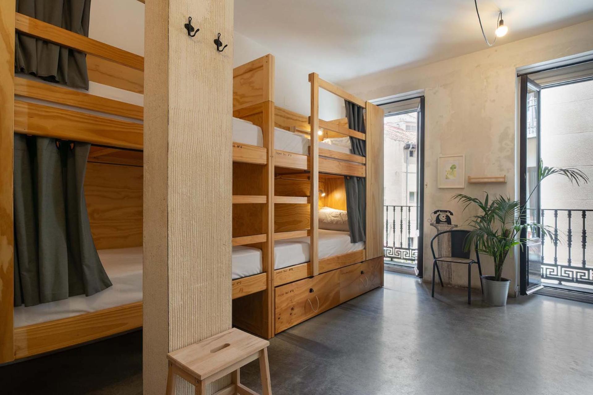 Cama Individual num Dormitório Misto de 8 Camas com Casa de Banho Partilhada