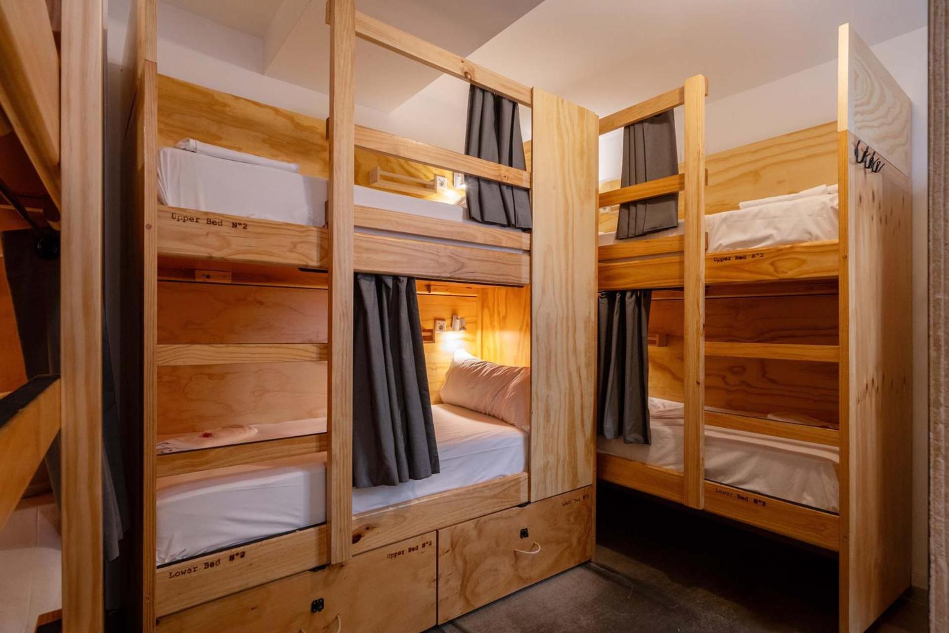 Cama Individual num Dormitório Misto com 6 Camas e Casa de Banho Privada