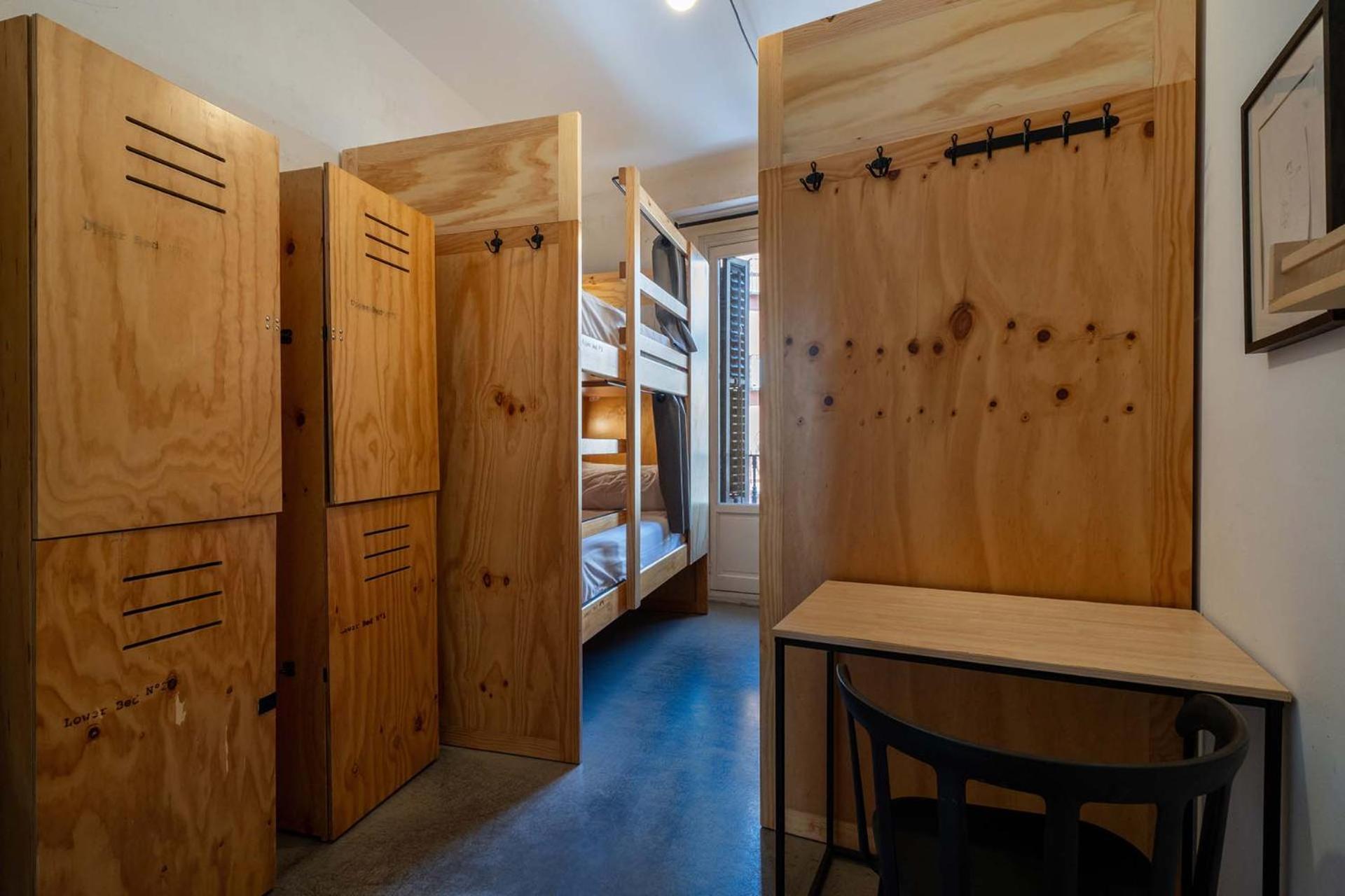 Cama Individual em Dormitório Misto com 4 Camas e Casa de Banho Privativa