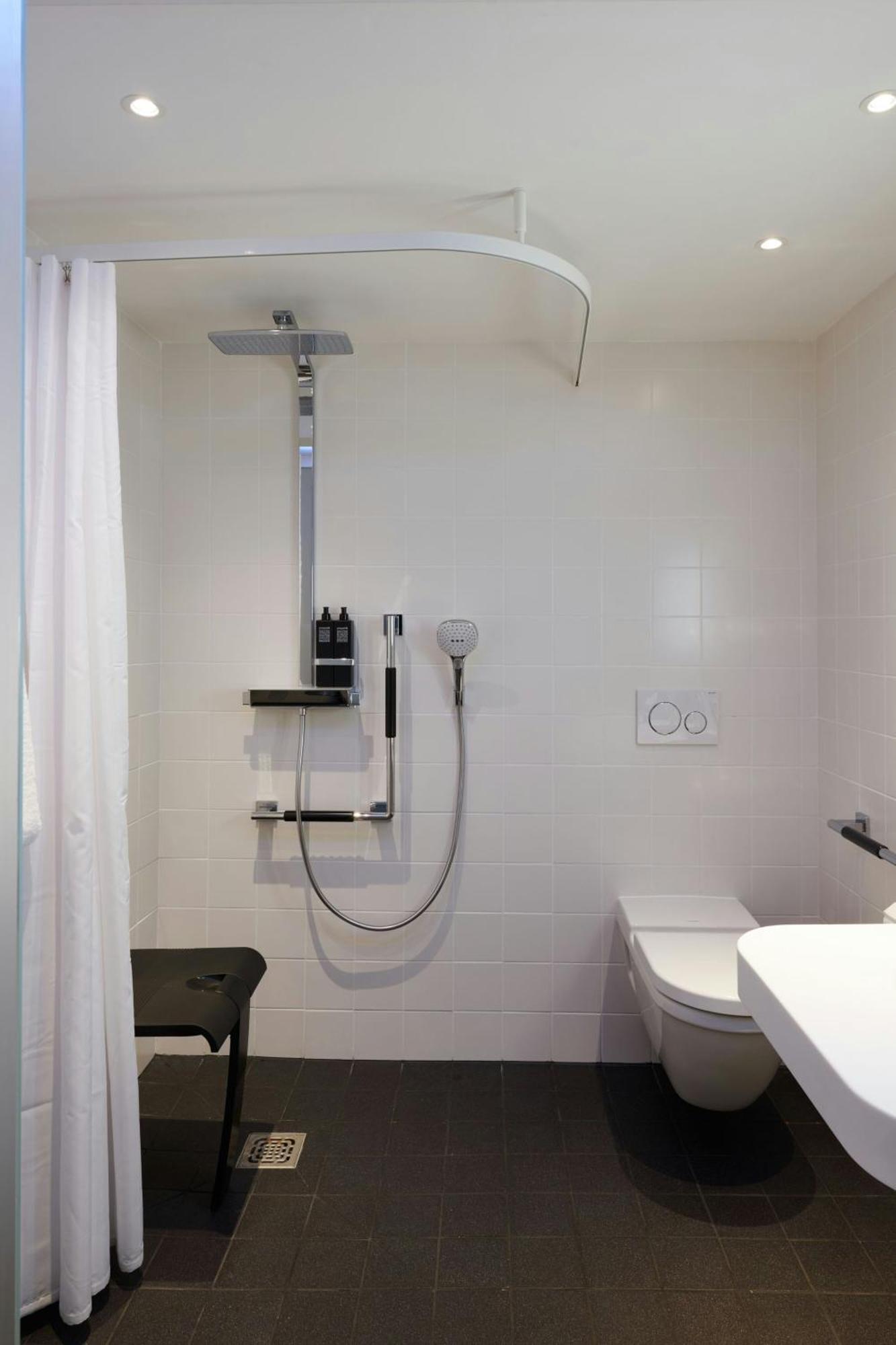 Chambre Lit King-Size Accessible aux Personnes à Mobilité Réduite