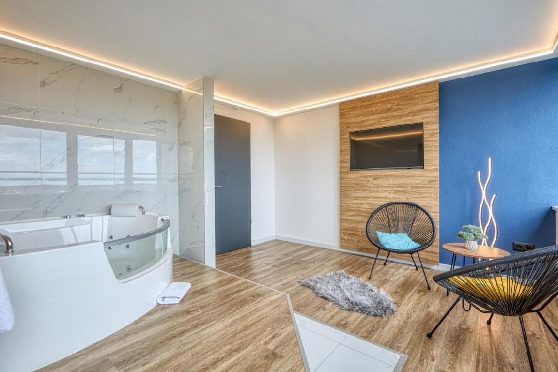 Suite with Private Pool,1742590902:JPEG