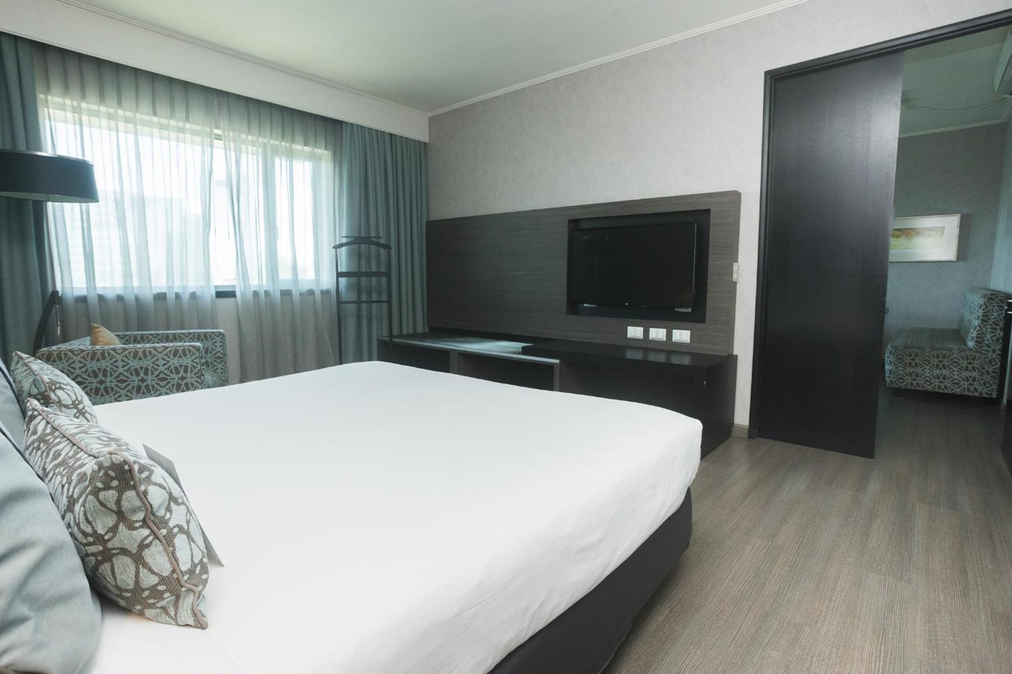 Junior Suite One Queen Bed Sofa Bed,1742654169:JPEG