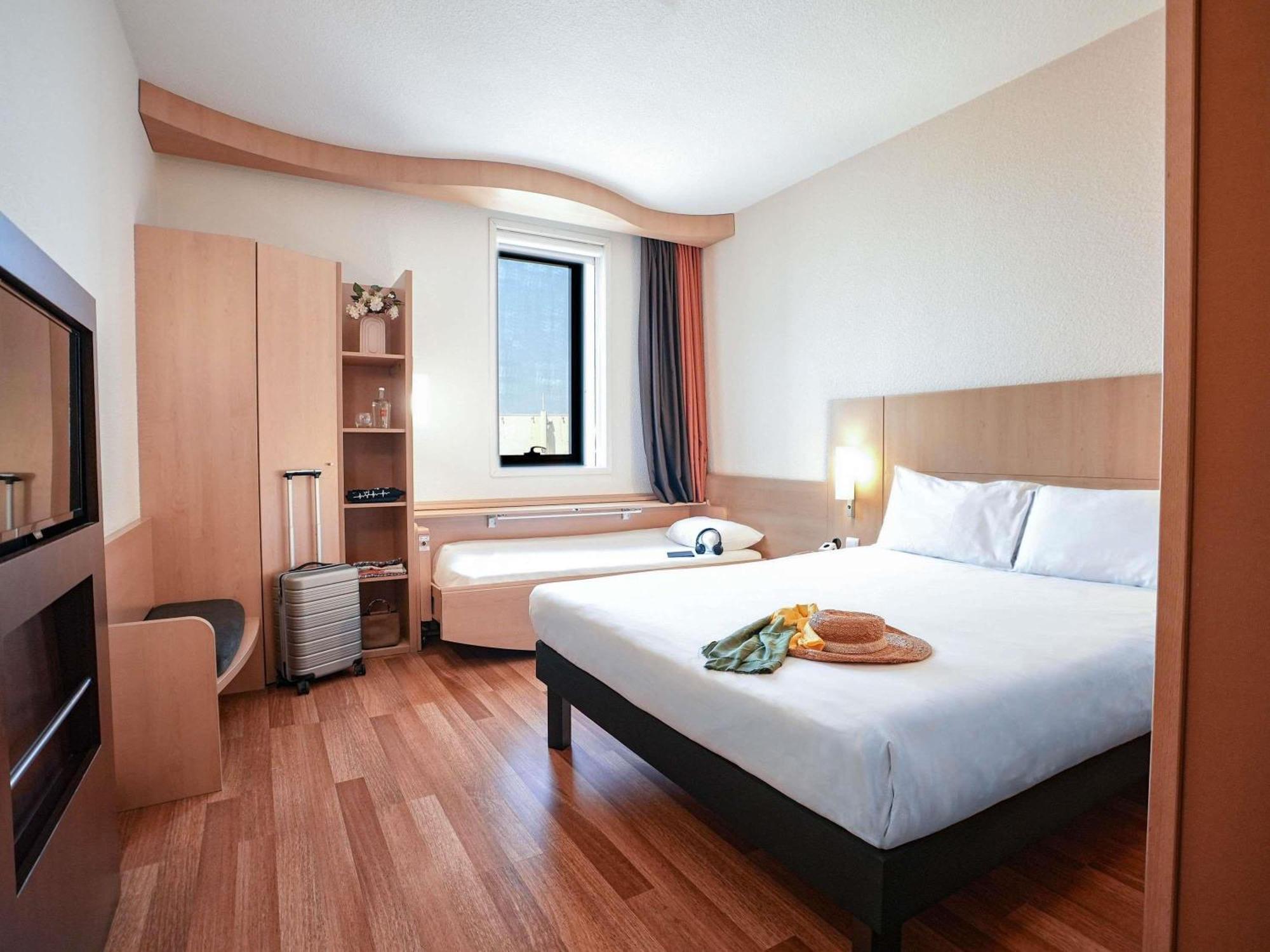 Standard Room with One Double and One Single Bed - Non-Smoking,1742663167:JPEG