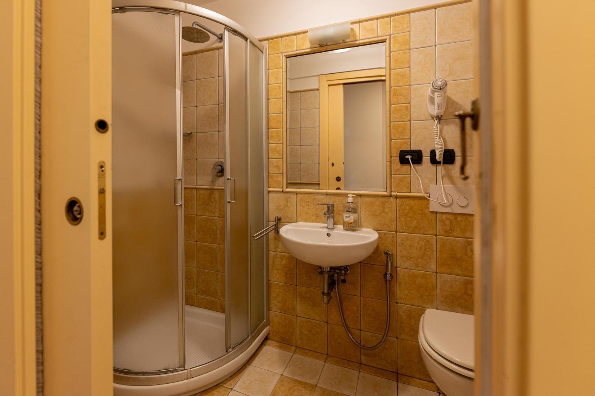 Posto Letto Singolo in Dormitorio Misto con 6 Letti