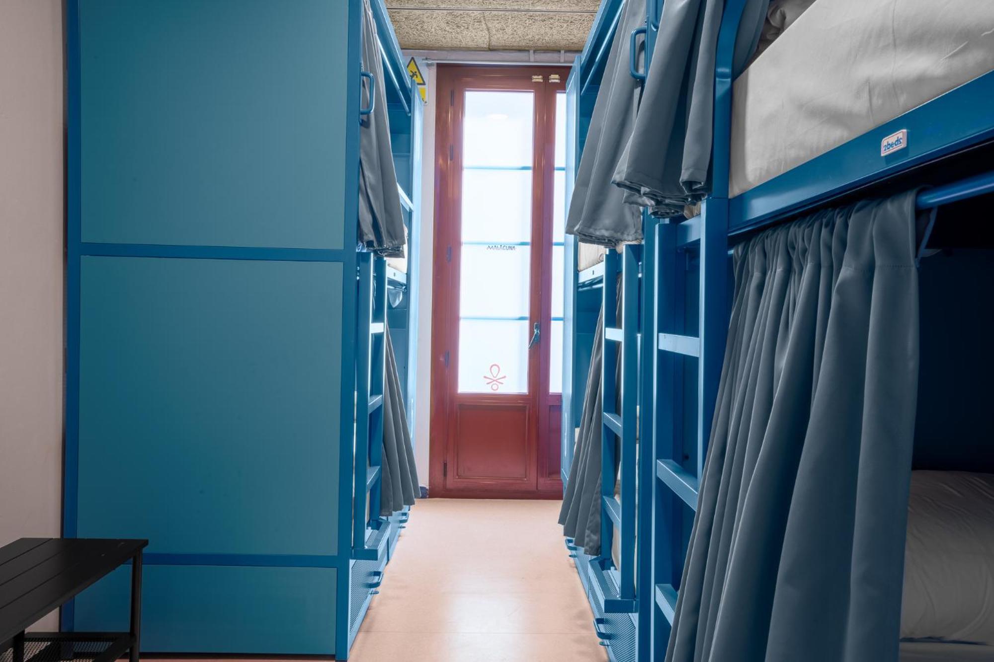 Bed in 6 Bed Room with Private Bathroom and AriC.,1742877630:JPEG