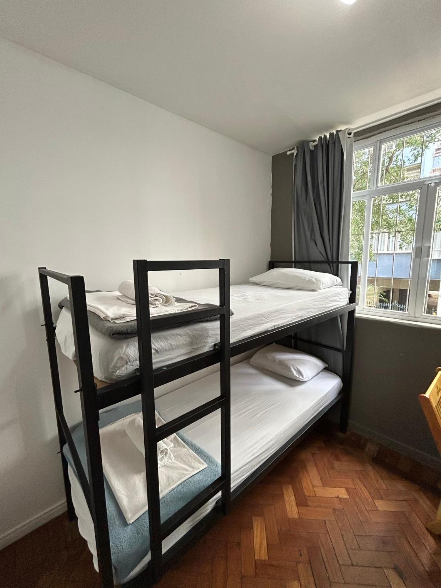 Quarto Twin com Casa de Banho Partilhada