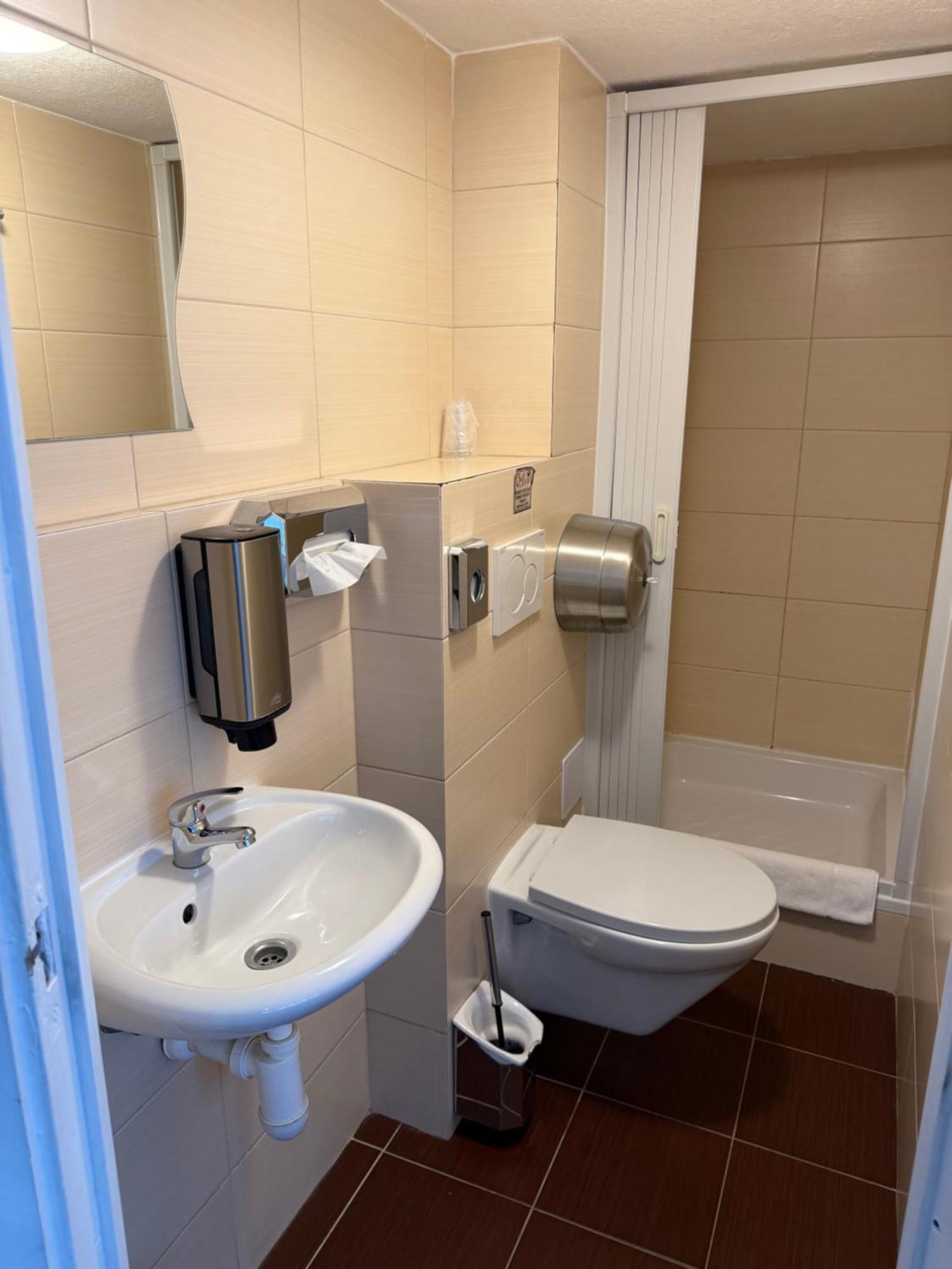 Single Room,1756415564:JPEG