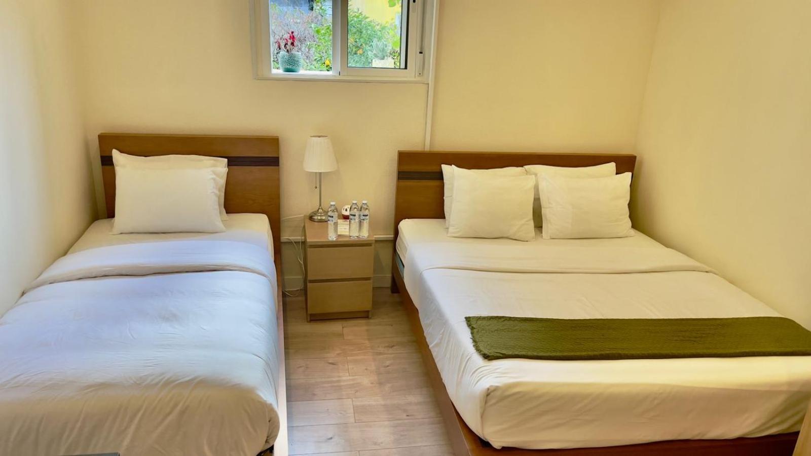 Quarto Triplo Básico com Casa de Banho Partilhada