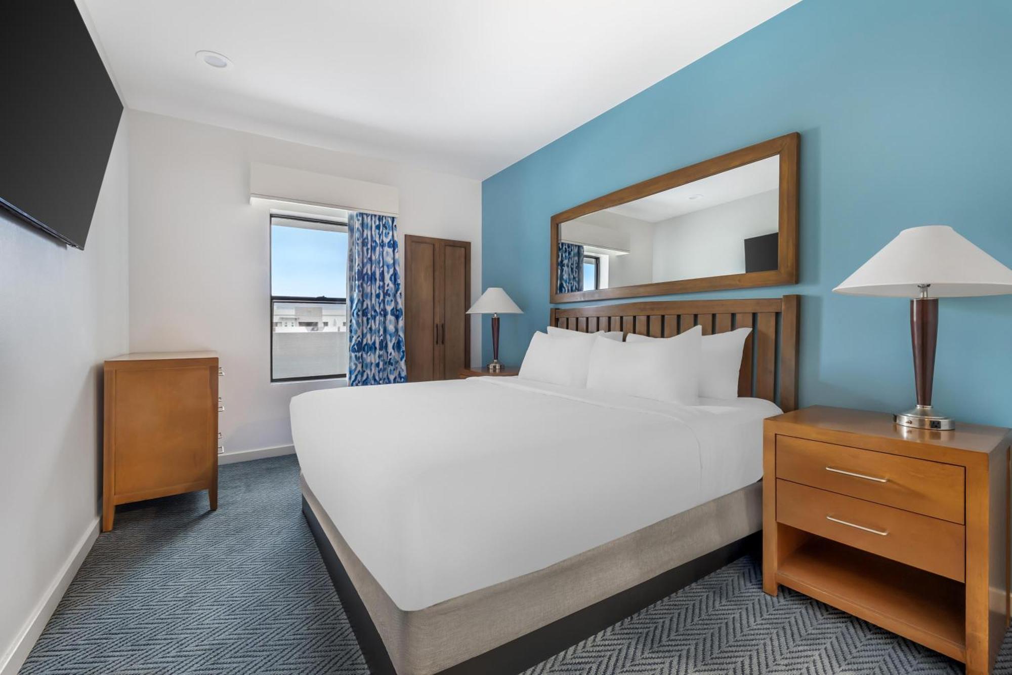 1 BEDROOM 1 KING SUITE WITH ACCESSIBLE TUB,1758295291:JPEG