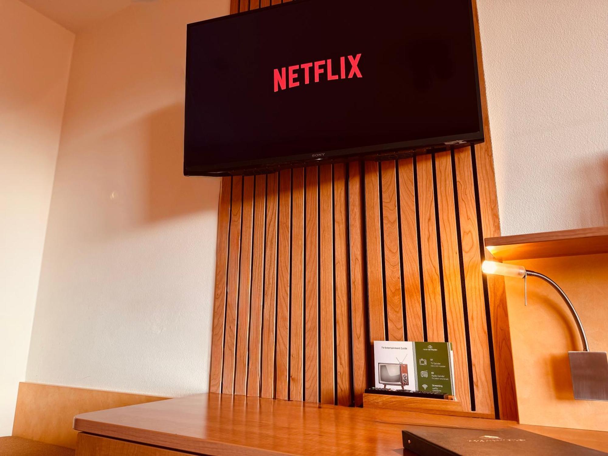Zimmer mit Kingsize-Bett und Balkon